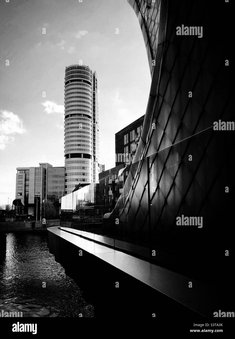 Moderne Architektur in Schwarz und Weiß mit dem hohen Wolkenkratzer des Bridgewater Place in der Stadt Leeds an der Granary Wharf Stockfoto