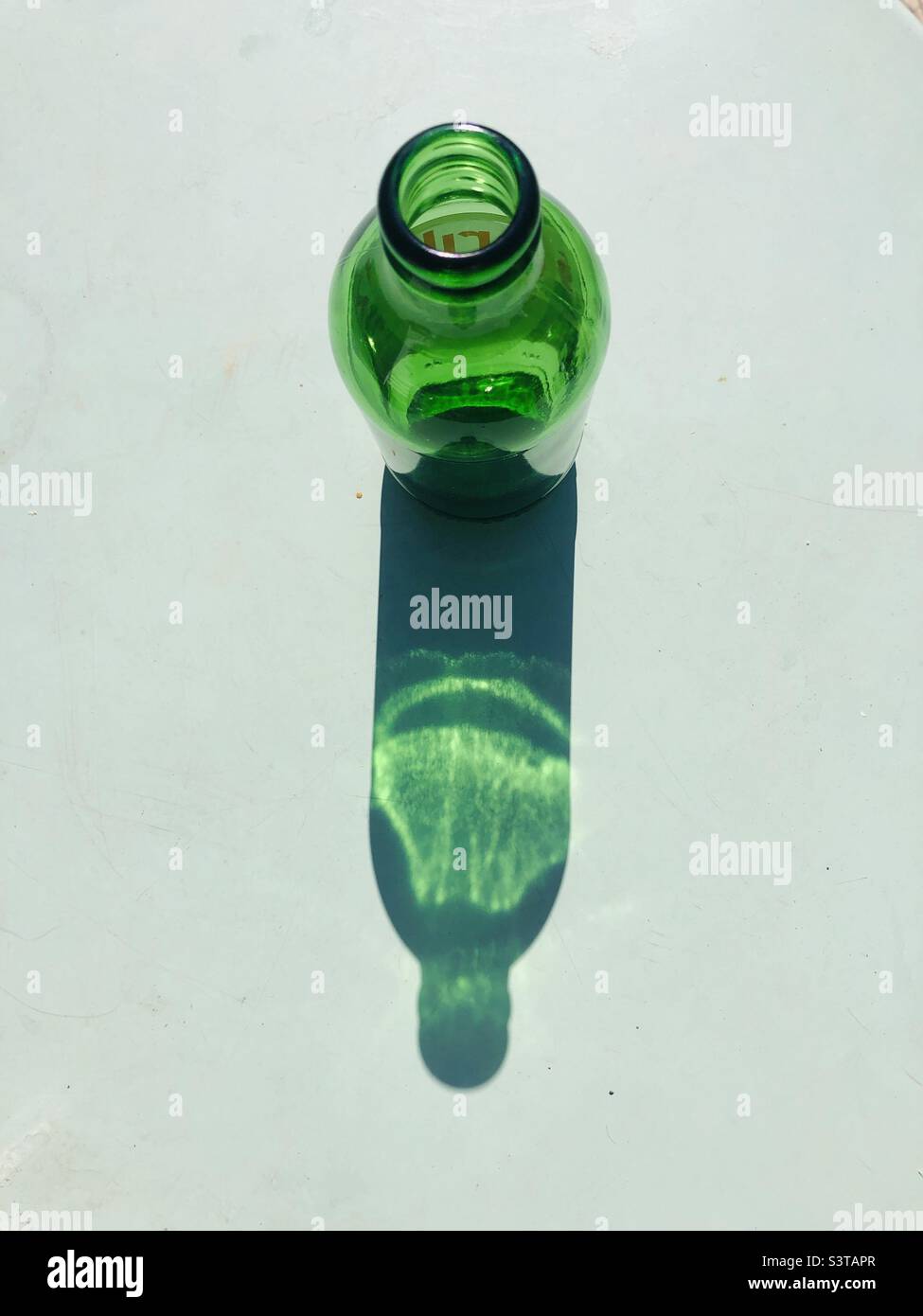 Grüne Flasche und ihr Schatten Stockfoto