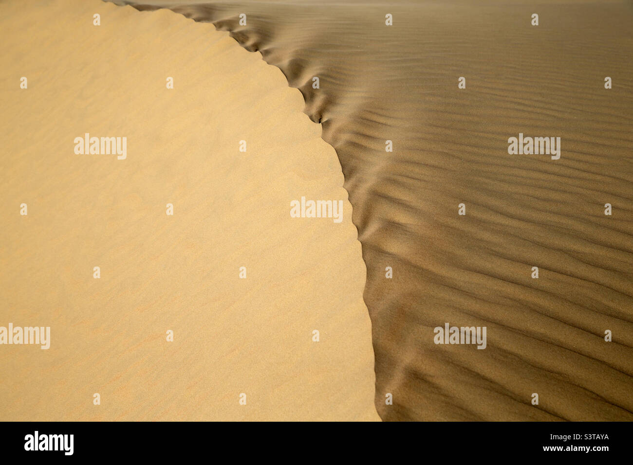 Abstrakte Textur von Sanddüne in der Wüste, kreativer natürlicher Hintergrund - Smartphone-aufgenommenes Stockfoto