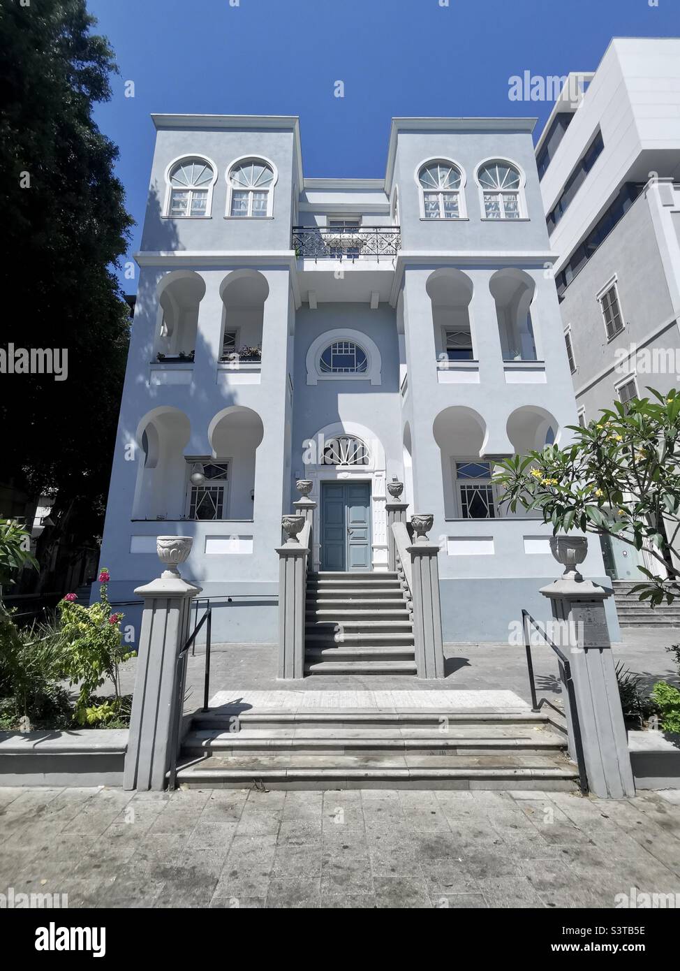 Das Schlossberg-Haus aus dem Jahr 1921 (auch bekannt als Idelzak-Haus) an der Allenby-Straße in Tel-Aviv, Israel. - Smartphone-aufgenommenes Stockfoto