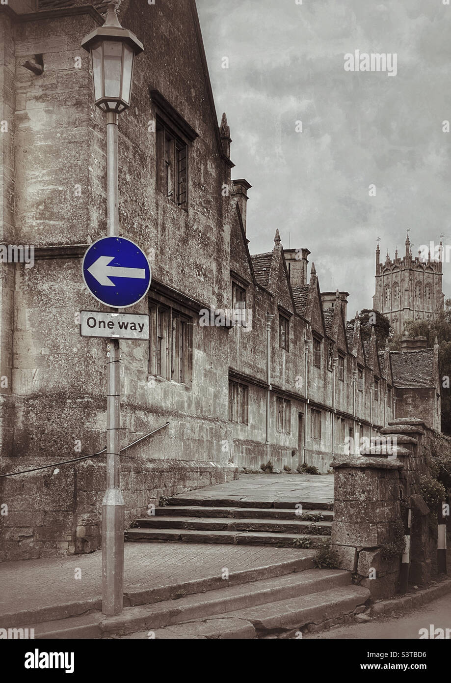Einwegschild in der historischen Stadt Chipping Campden, Gloucestershire, England. Die Reihe der Almshüuser führt zur St. James’ Church. Eine vollkommene Cotswold Market Stadt. Foto ©️ COLIN HOSKINS. - Smartphone-aufgenommenes Stockfoto