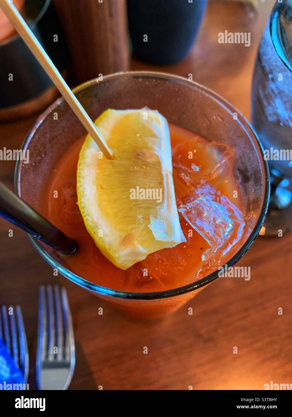 Zitrone in einer blutigen Mary Stockfoto