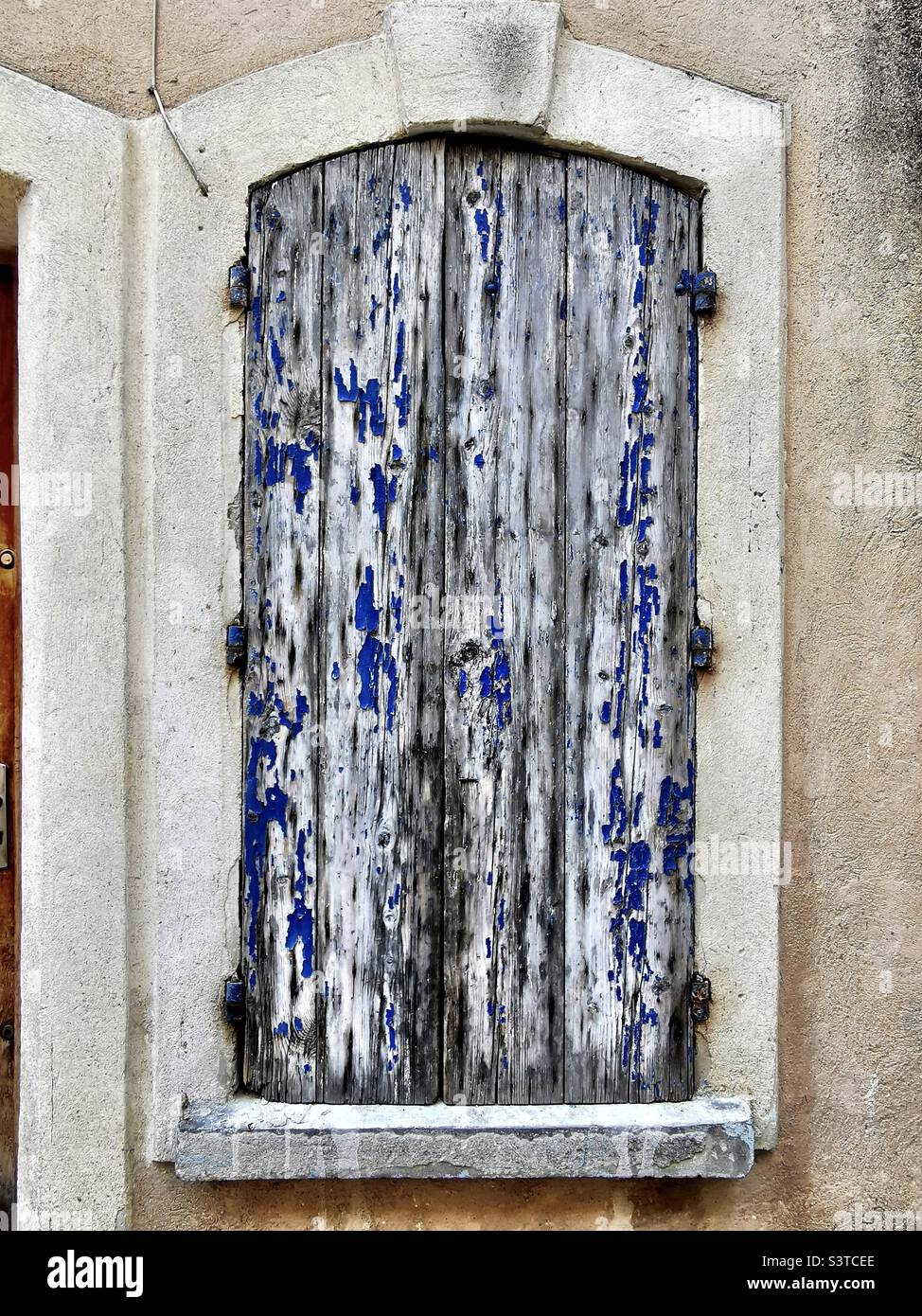 blu heruntergekommenen Fensterläden aus Holz in Frankreich Stockfoto