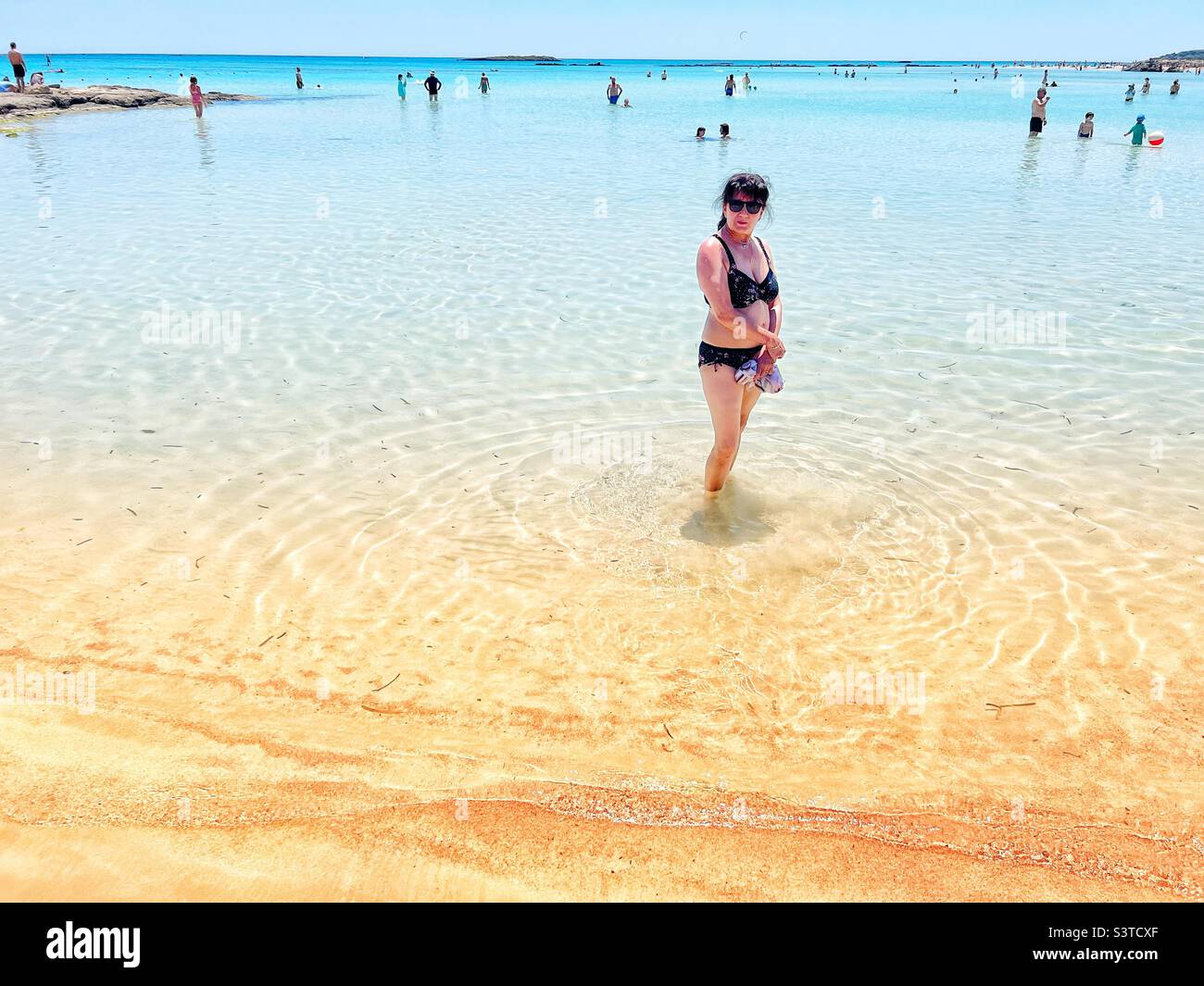 Frau Elafonisi Strand Kreta Griechenland Stockfoto