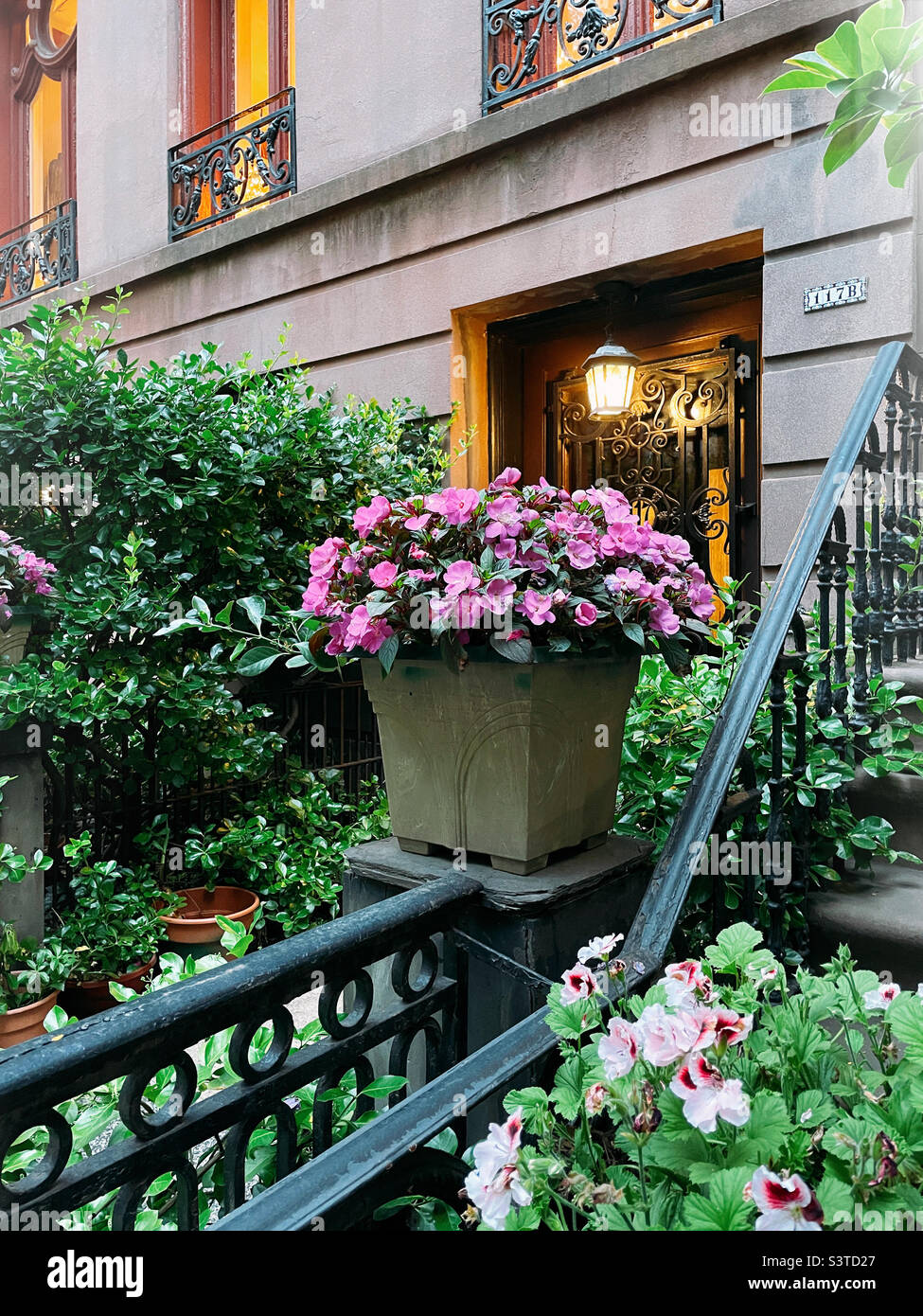 Wunderschön angelegter Vordereingang des Sandsteins im historischen Viertel Murray Hill, Manhattan, New York City, USA 2022 - Smartphone-aufgenommenes Stockfoto