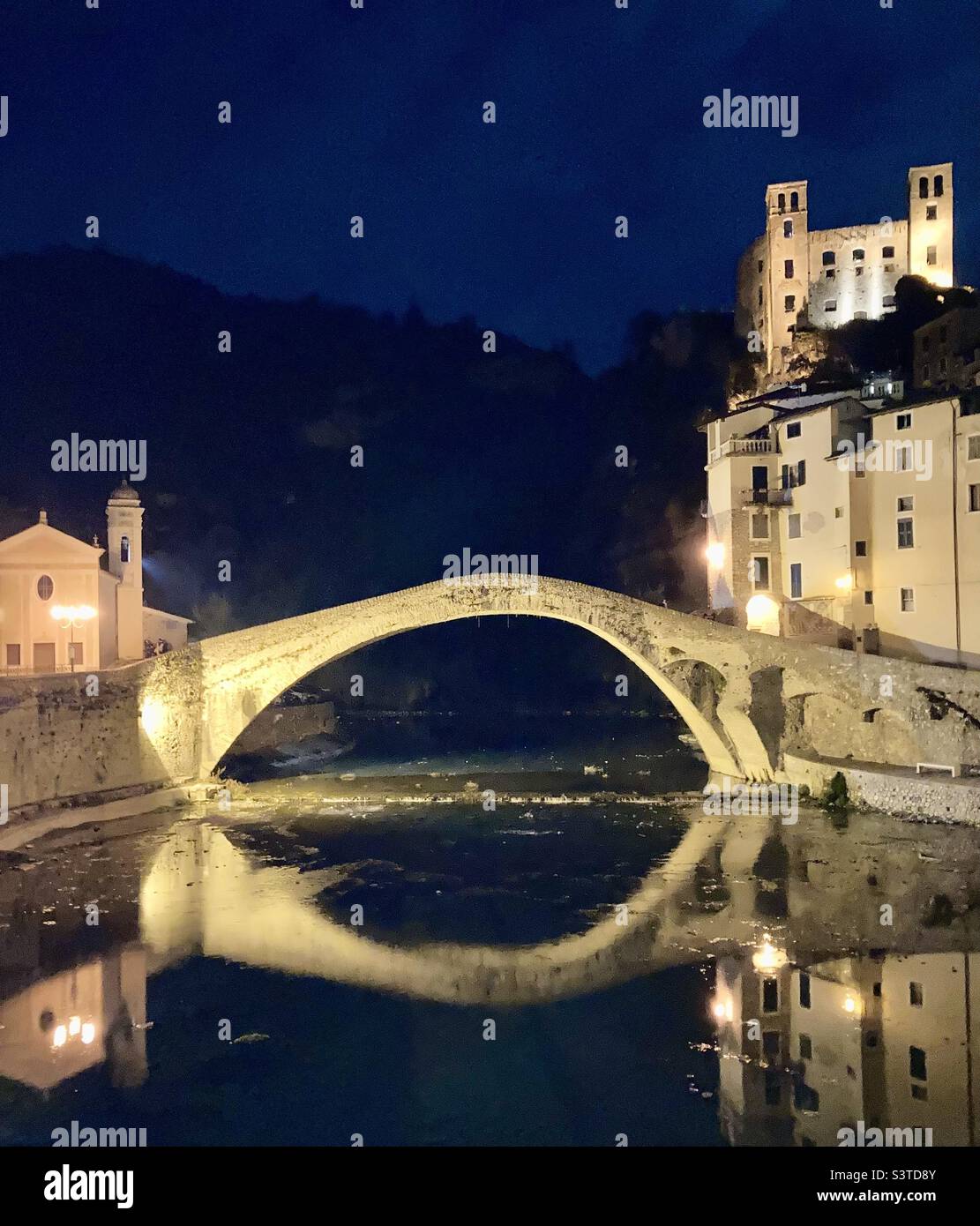 Nachtsicht der berühmten Ponte Vecchio in Dolceacqua, Italien. Stockfoto