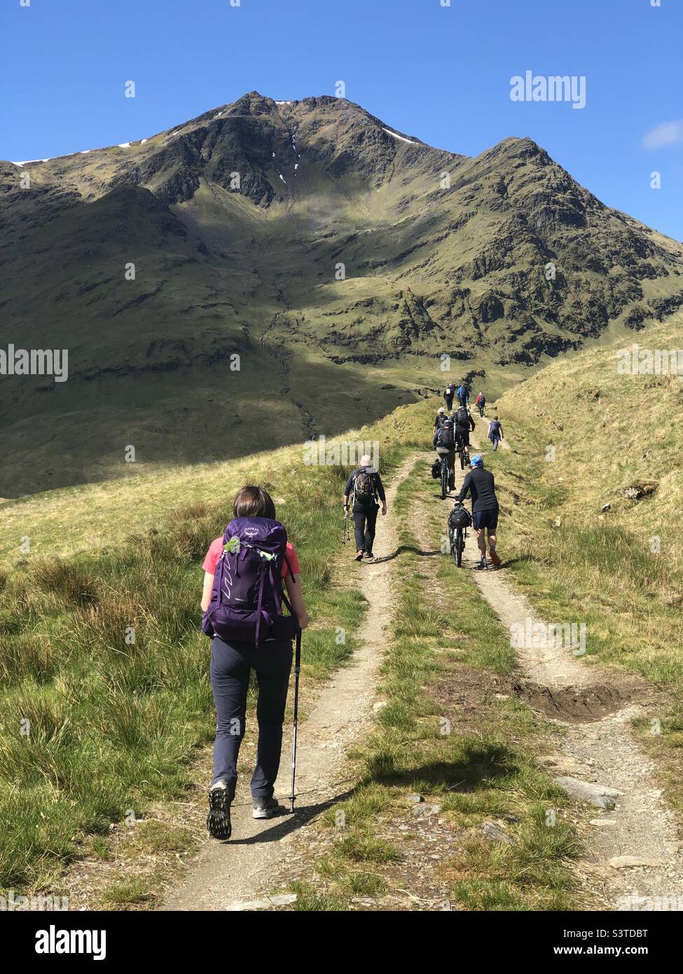 Wanderer auf dem Weg zum schottischen Berg Ben Lui, Schottland Stockfoto