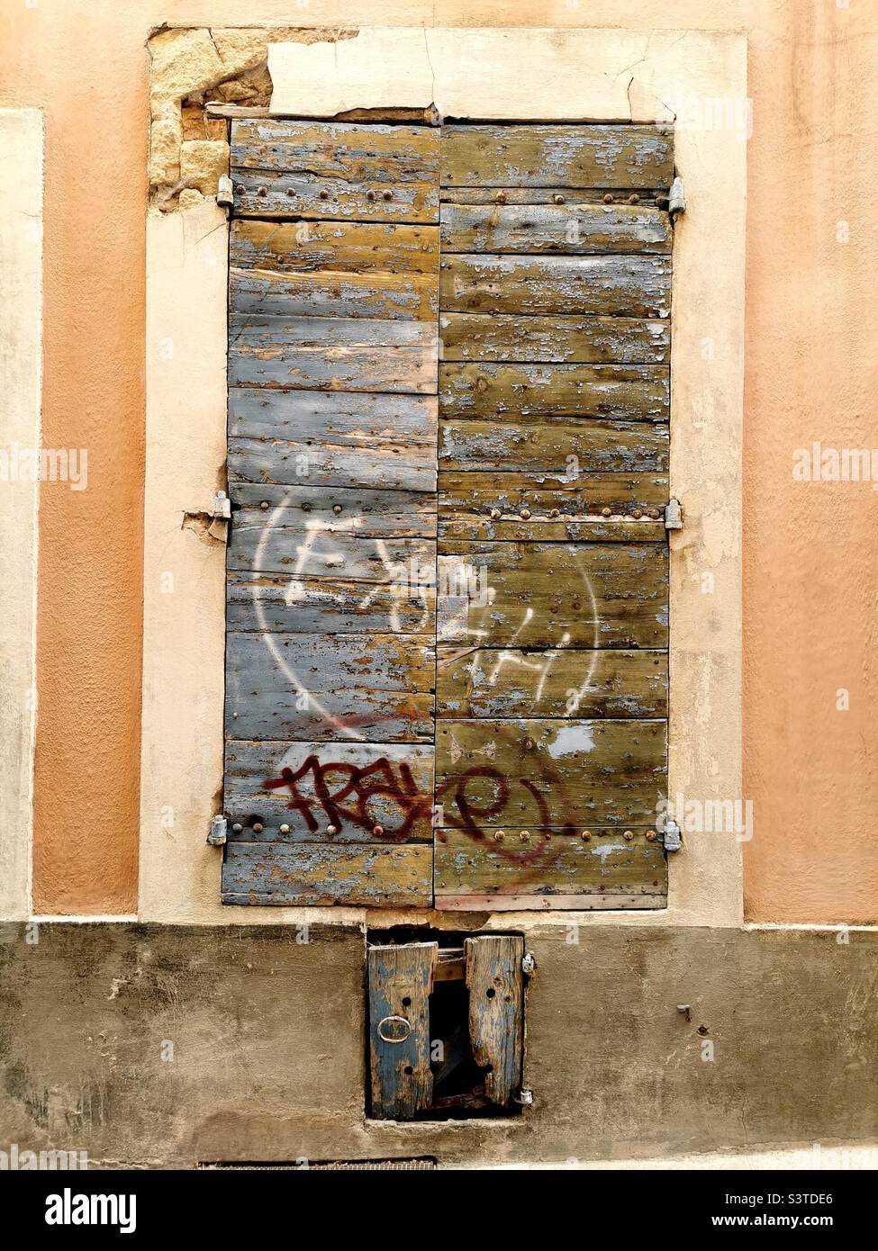 Alte hölzerne Fensterläden in Frankreich mit Graffiti Stockfoto