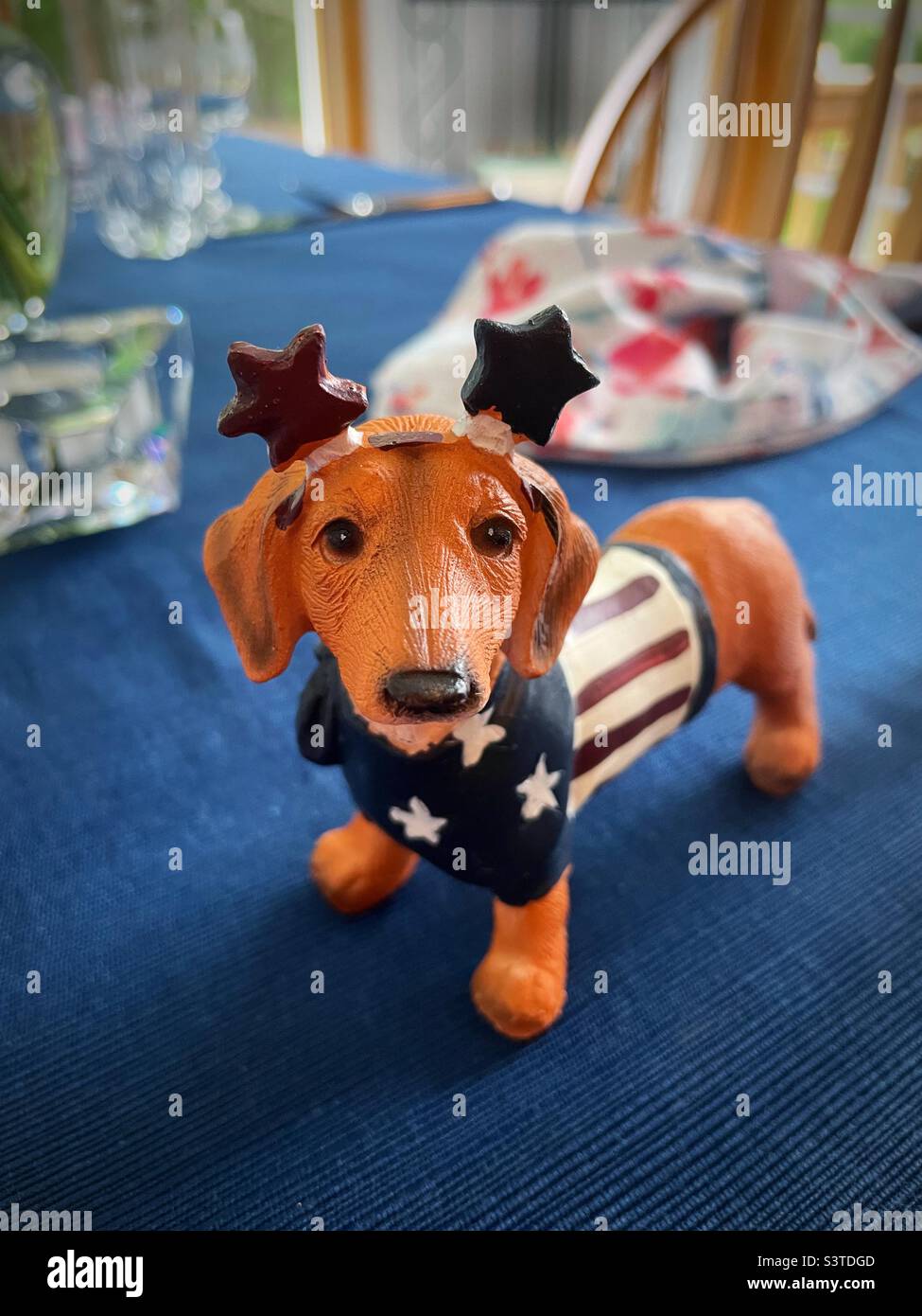 Patriotische Dackel-Figur am 4. Juli auf einem Wohnzimmertisch, 2022, USA - Smartphone-aufgenommenes Stockfoto