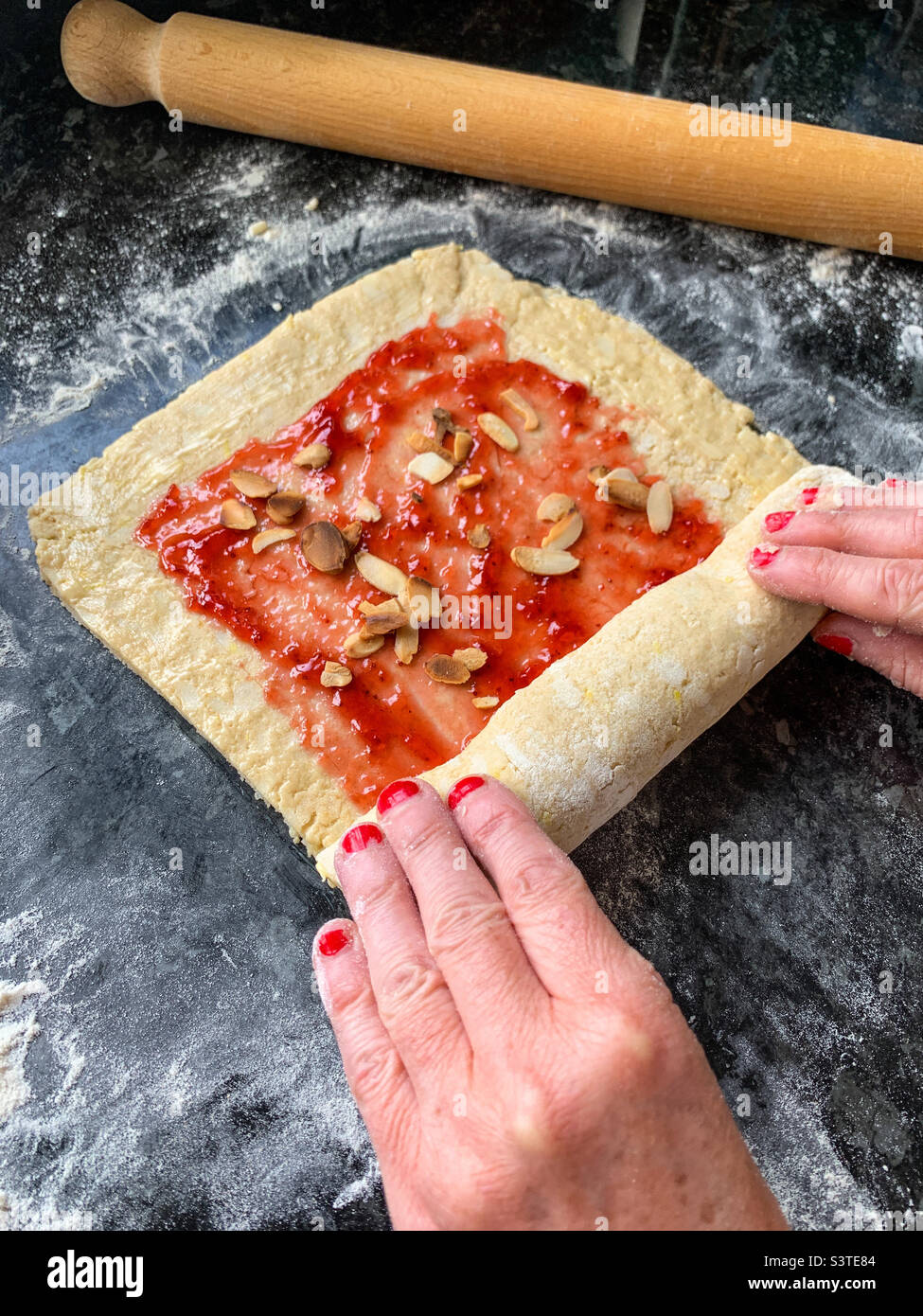 Eine Himbeermarmelade und Mandel-Roly-Poly machen Stockfoto