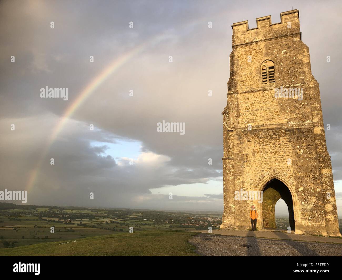 Regenbogen über dem Glastonbury Tor Stockfoto