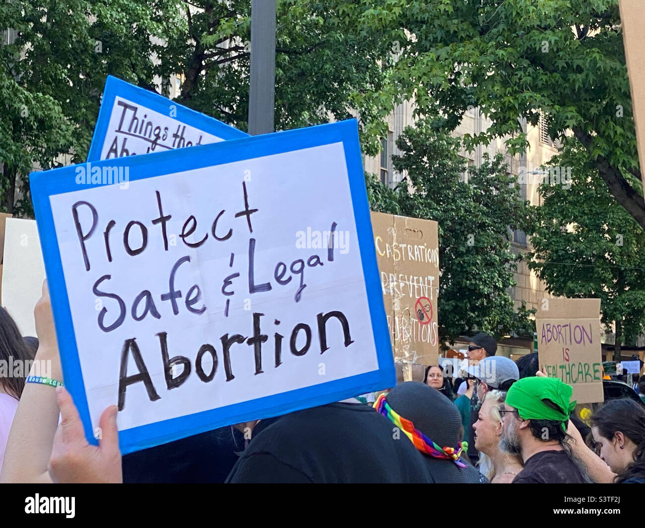 Unterschreiben Sie, um gegen die Entscheidung des Obersten Gerichtshofs zu protestieren, Roe gegen Wade zu stürzen und damit das nationale Recht auf Abtreibungen in den USA zu widerrufen. Seattle, Washington, 25. Juni 2022 - Smartphone-aufgenommenes Stockfoto