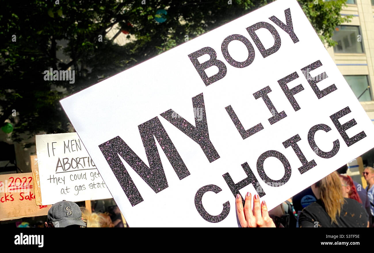 Protest unterzeichnet gegen das Urteil des Obersten Gerichtshofs vom 24. Juli 2022, mit dem die bahnbrechende 1973 Roe gegen Wade umgestricht und damit der Schutz des Bundes für Abtreibungen in den USA unterbartet wird. Seattle, 7/26/2022 - Smartphone-aufgenommenes Stockfoto