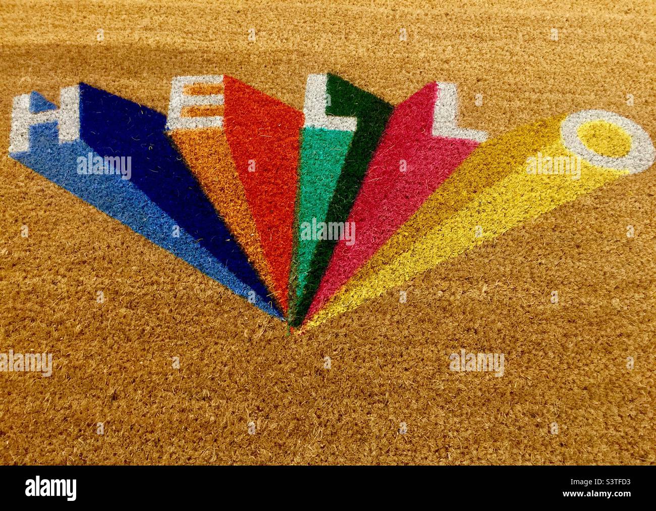 Hallo Matte. Erste Begrüßung. Zu Ihren Füßen. An der Tür. Buchstaben konvergieren. Viele Farben Stockfoto