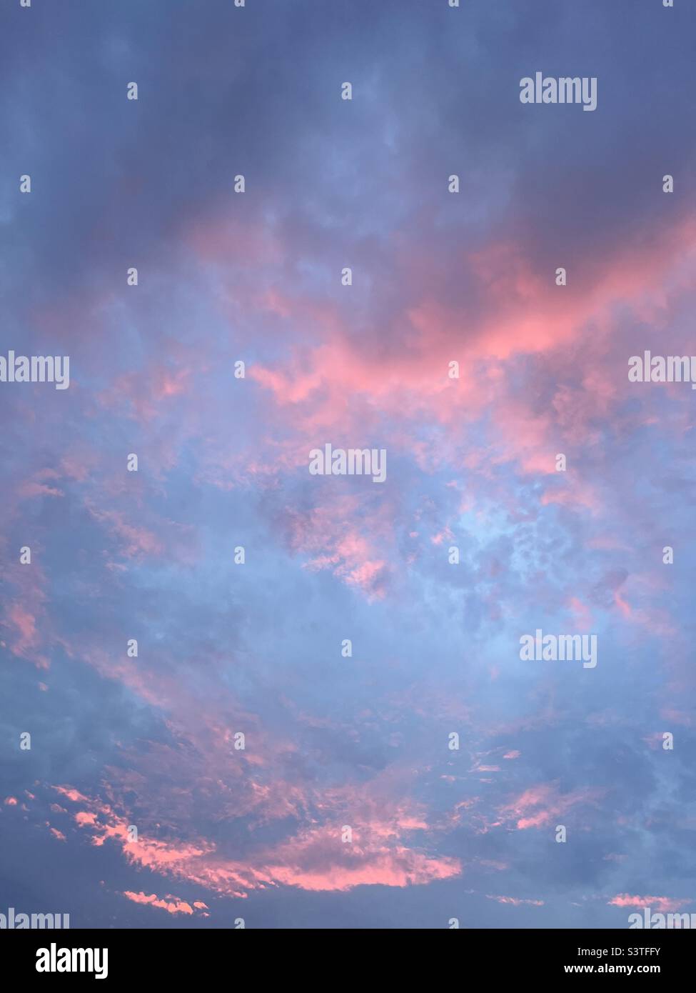 Leuchtend rosa und blaue Wolkenlandschaft Stockfoto