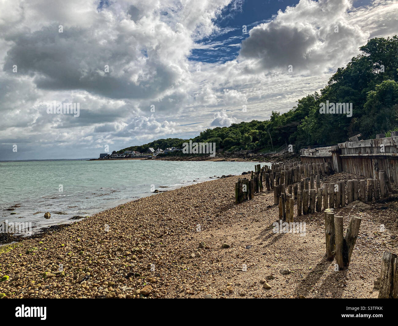 Blauer Himmel und Wolken über dem Strand Stockfoto