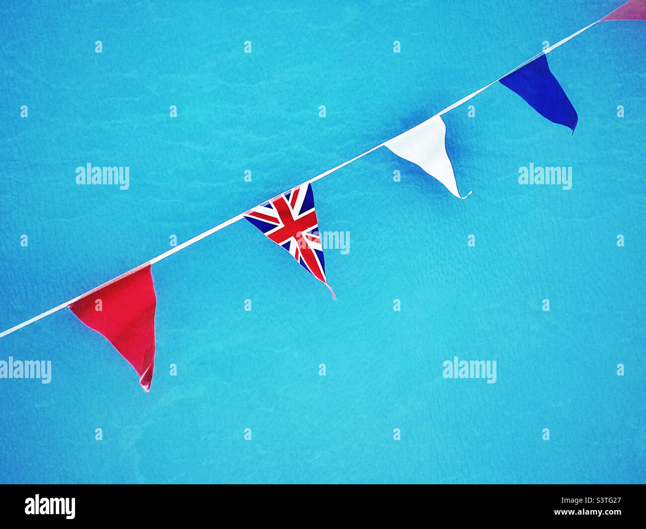 Die Union Jack-Flagge fliegt an einem sonnigen Junitag in England - eine visuelle Erinnerung an die Platin-Veranstaltung von Königin Elizabeth II., die im Juni 2022 in Großbritannien durchdacht wurde. Bildnachweis - ©️ COLIN HOSKINS. - Smartphone-aufgenommenes Stockfoto