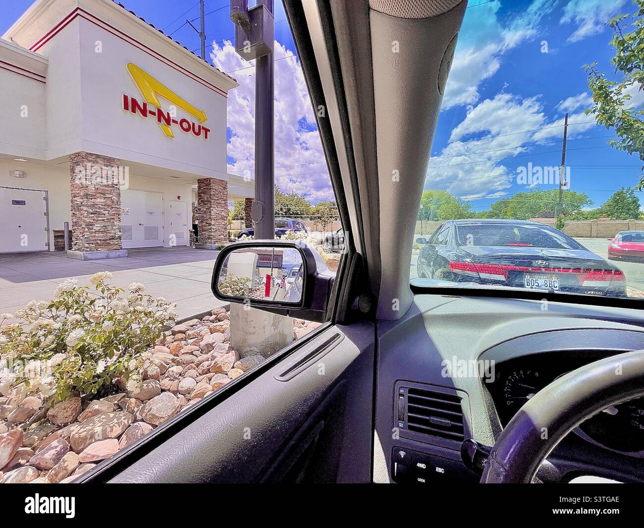 Ein Blick aus dem Inneren eines Autos, das am Drive-Thru in einem in-n-Out Burger Fast-Food-Restaurant in Utah, USA, wartet. - Smartphone-aufgenommenes Stockfoto