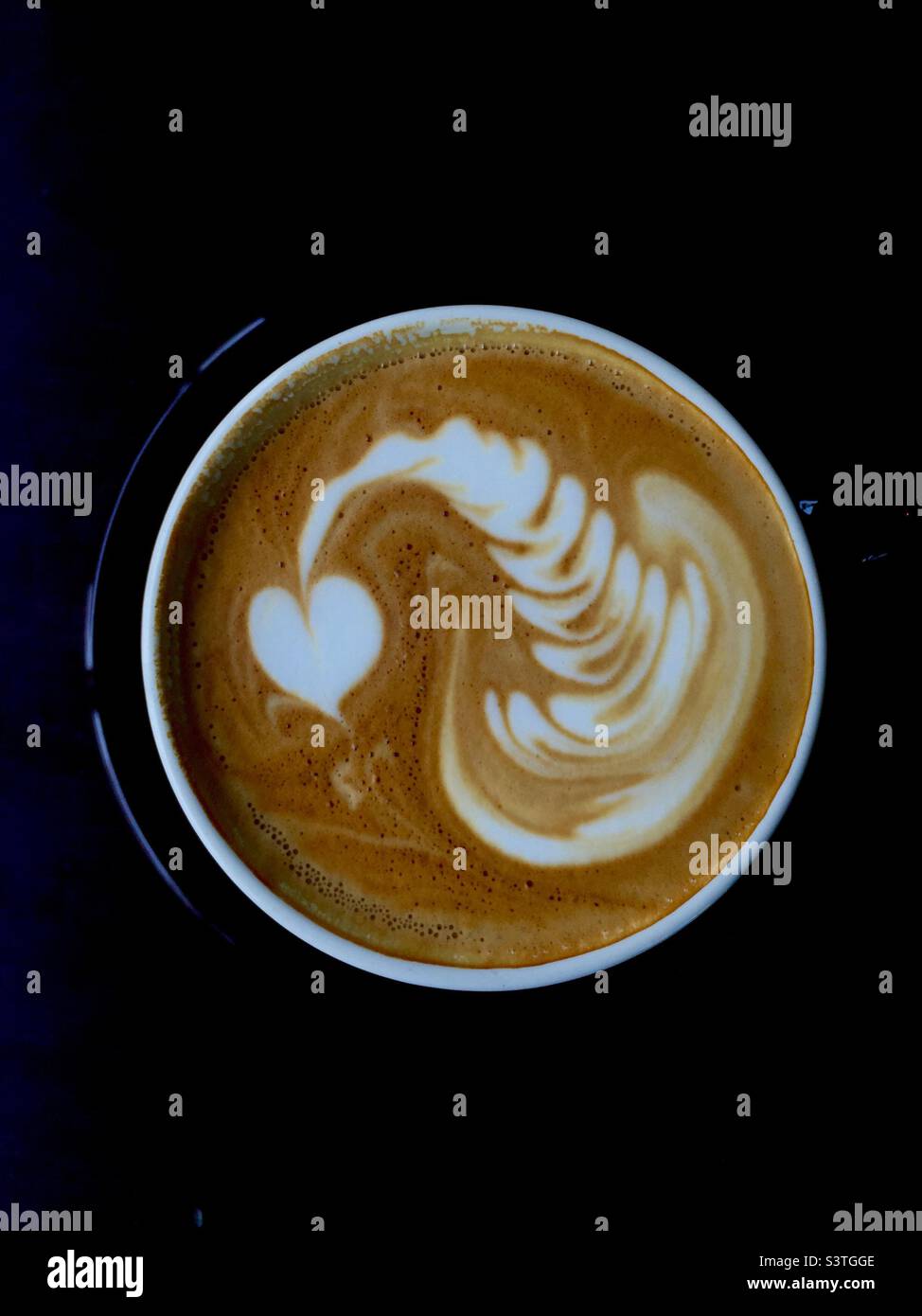 Baristas Kunst, ein tropfendes Herz Stockfoto