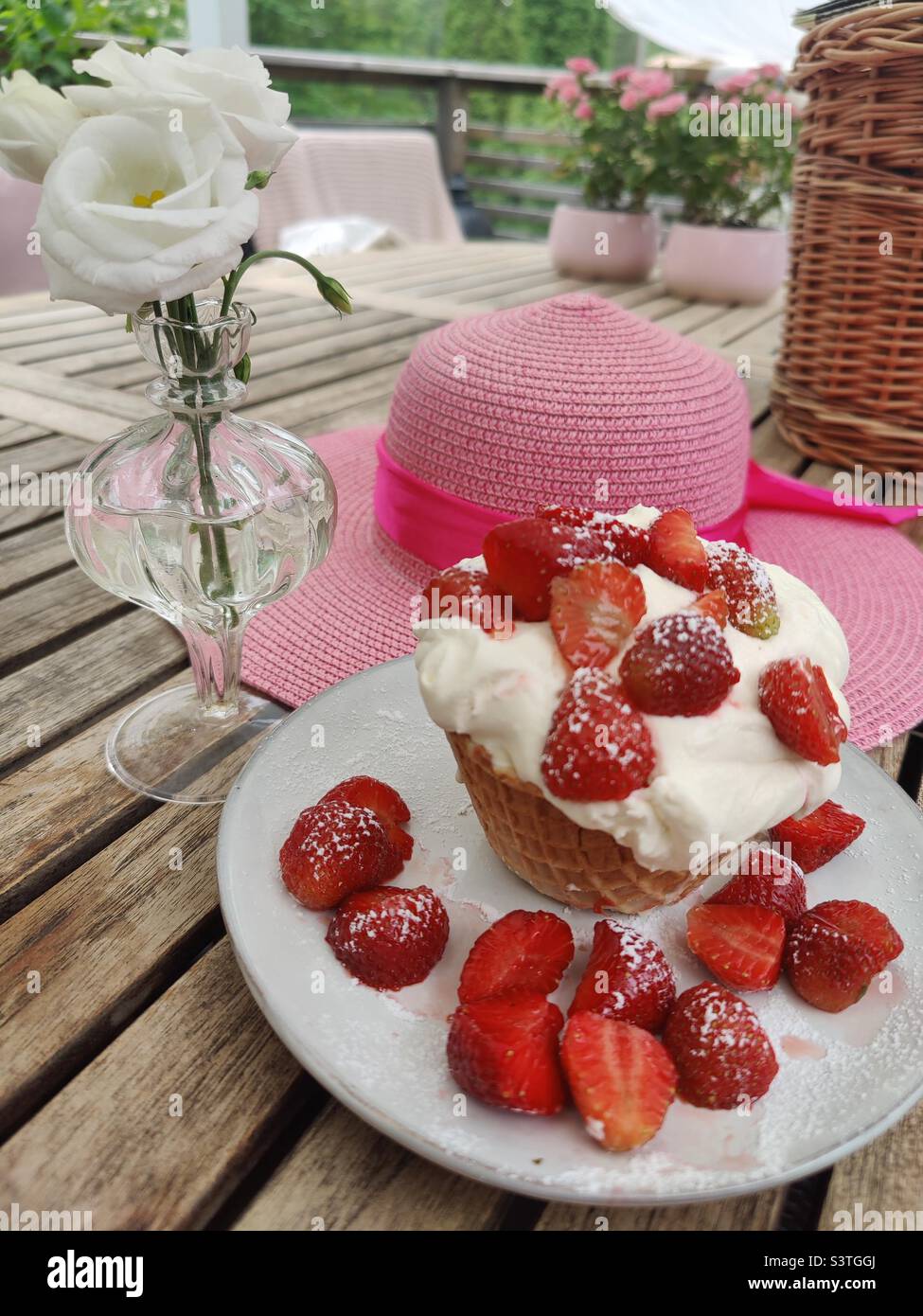 Nachtisch am Sommernachmittag mit Erdbeeren und Rahm - Smartphone-aufgenommenes Stockfoto