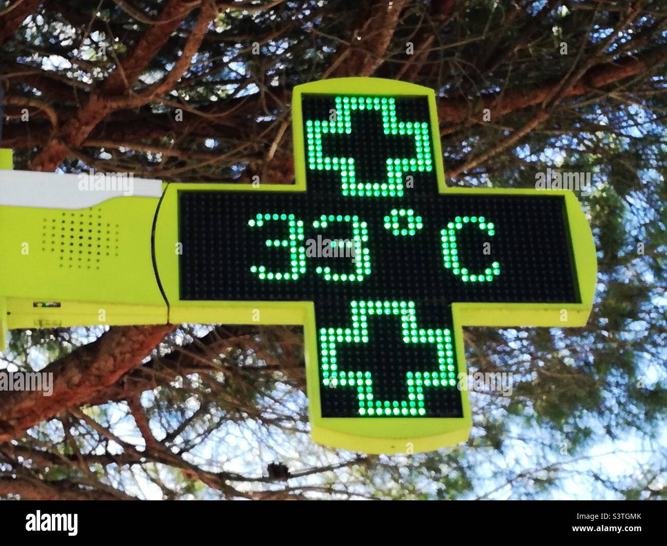 Hohe Temperatur, Hitzewelle. Anzeige auf dem Schild einer Apotheke. Colombiers, Occitanie, Frankreich - Smartphone-aufgenommenes Stockfoto