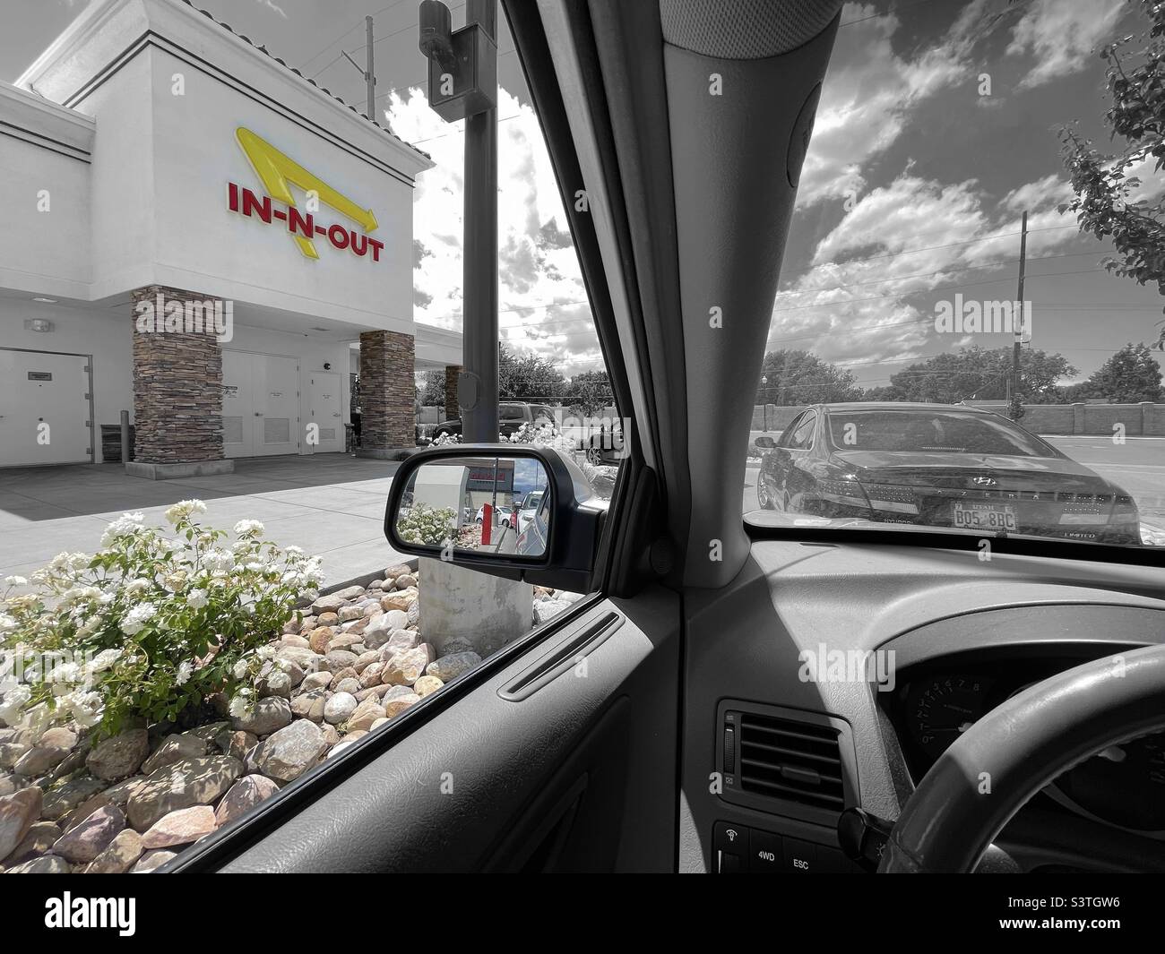 Aus dem Inneren eines Autos, das auf der Durchfahrt in einem Fast-Food-Restaurant in Utah, USA, wartet. - Smartphone-aufgenommenes Stockfoto