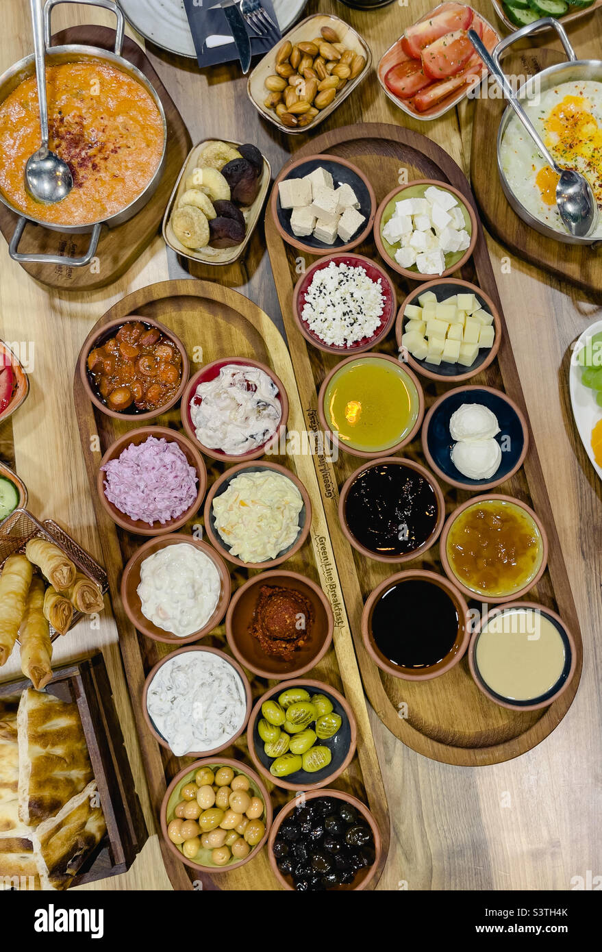 Traditionelles türkisches Frühstück auf einem Holztisch Stockfoto