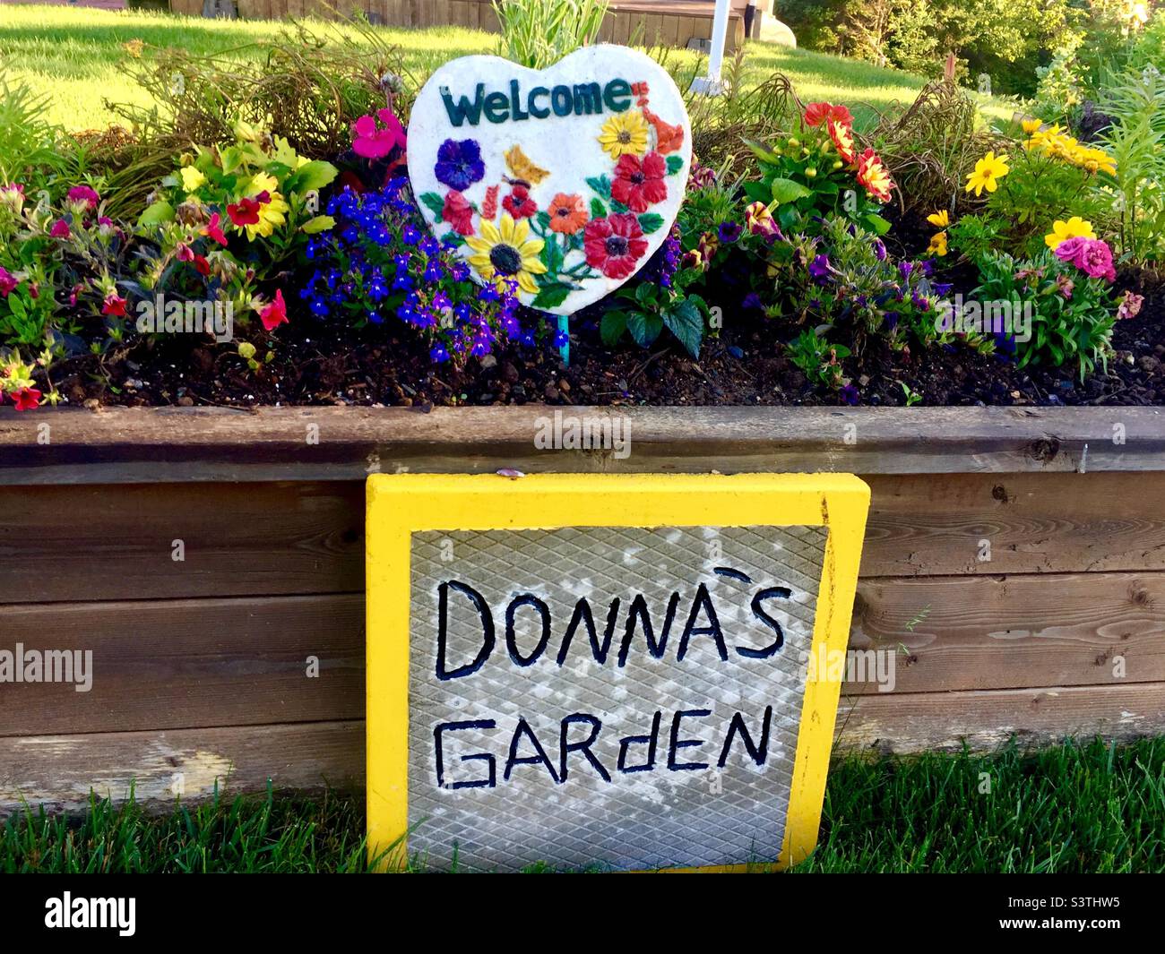 Donnas Garten mit einem willkommenen Herzen, Kanada. Klein, in Ihrer Nähe. - Smartphone-aufgenommenes Stockfoto