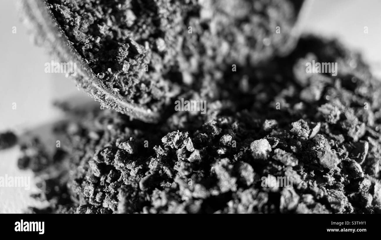 Makro von gemahlenen Kaffeebohnen in Schwarzweiß Stockfoto