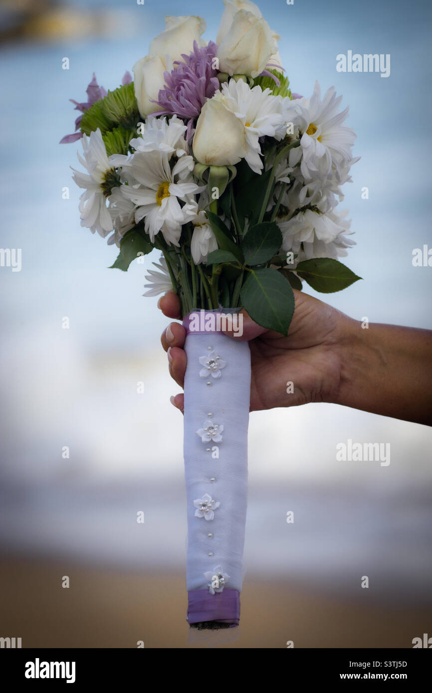 Sie ist bereit für ihre Hochzeit am Strand Stockfoto