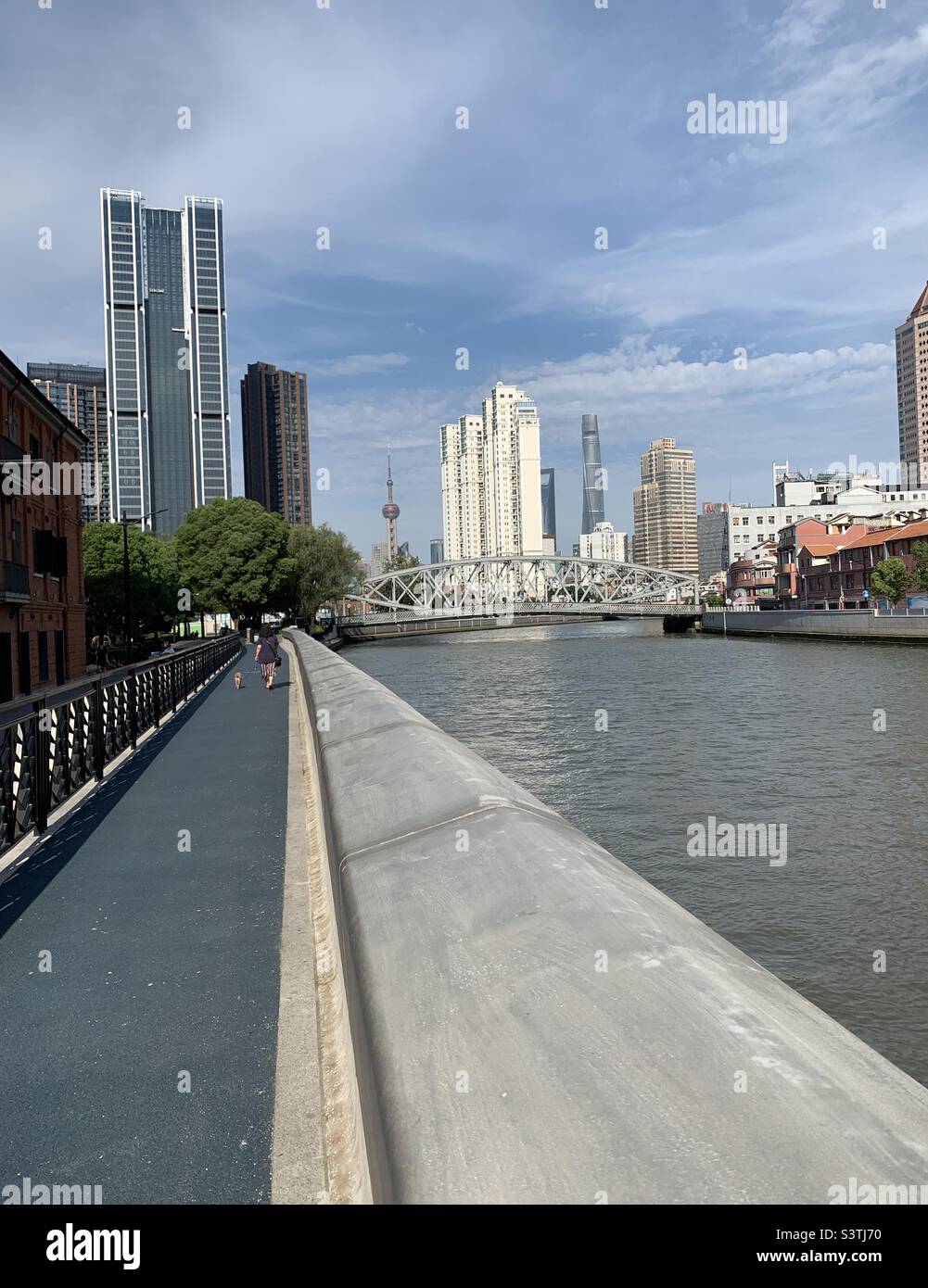 Suzhou River, Huangpu District, Shanghai mit Blick auf Pudong - Smartphone-aufgenommenes Stockfoto