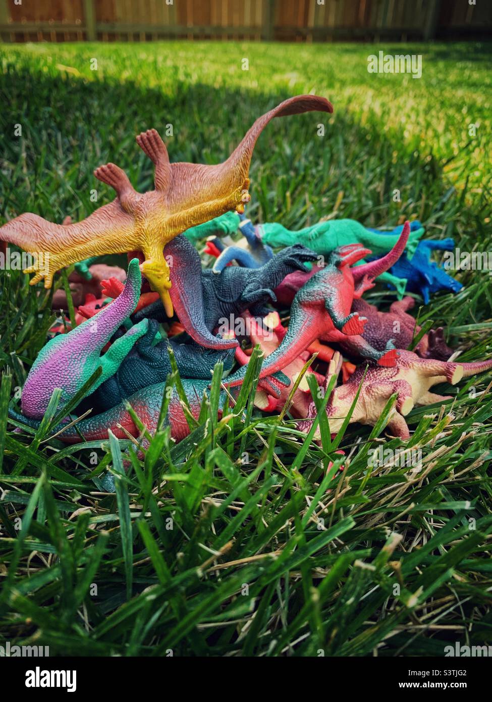 Dinosaurier-Spielzeug im Gras Stockfoto