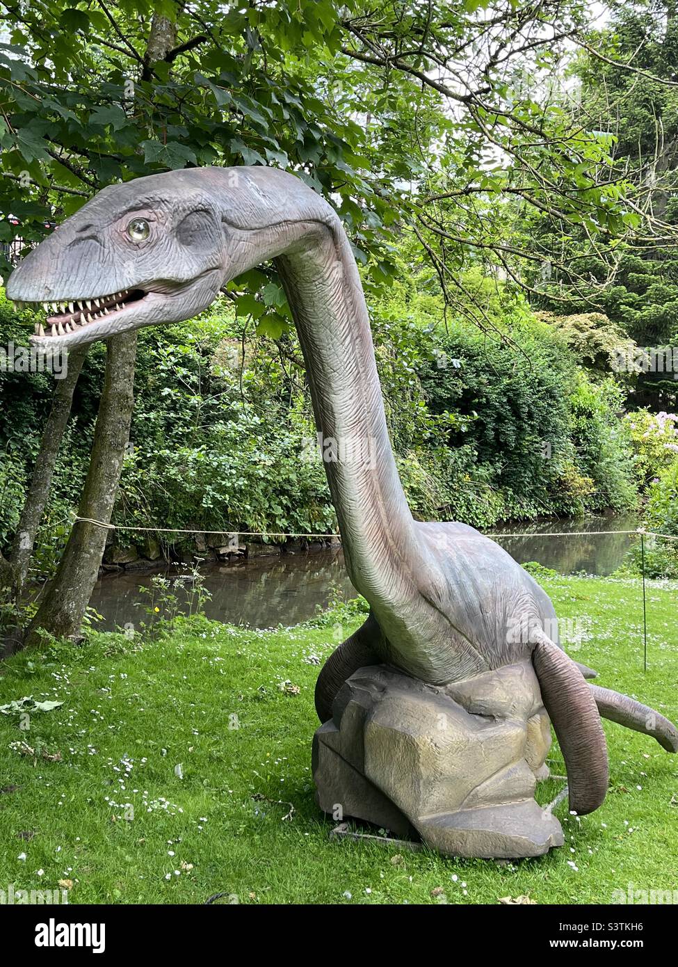 Dinosaurier-Modell auf der Jurassic Encounter Exhibition in Buxton Pavilion Gardens, Peak District Stockfoto
