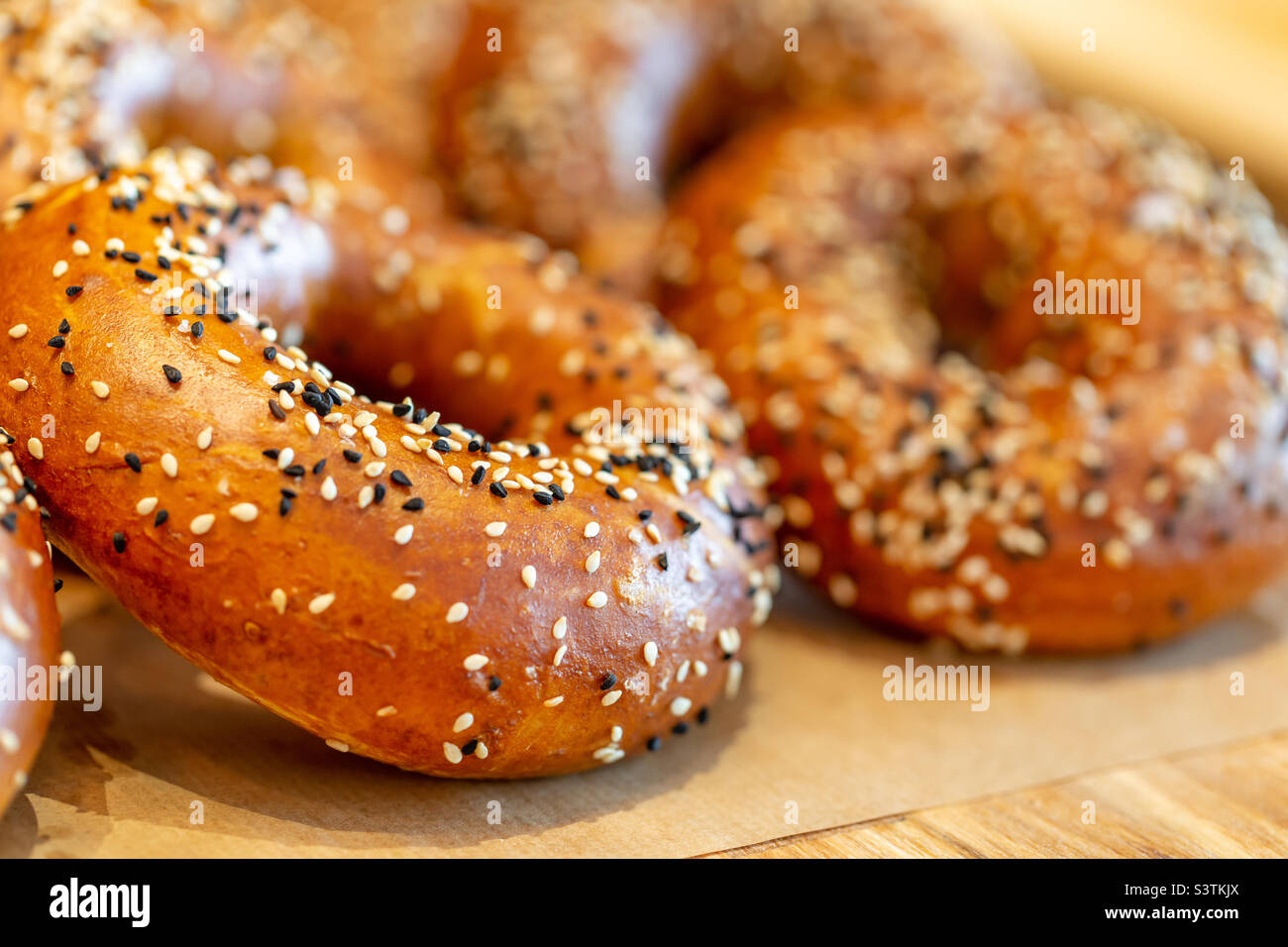 Leckere frisch gebackene Bagels zum Frühstück, hausgemachte Backwaren aus der Nähe Stockfoto