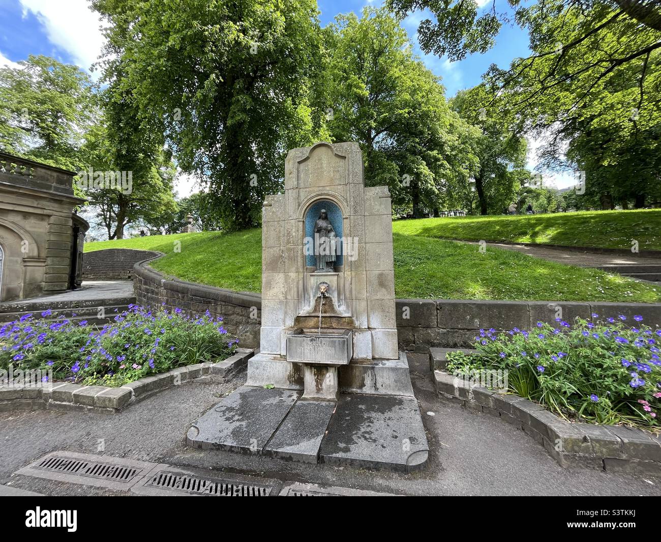 St. Ann’s Well am Fuße der Pisten in Buxton liefert natürliches Quellwasser Stockfoto