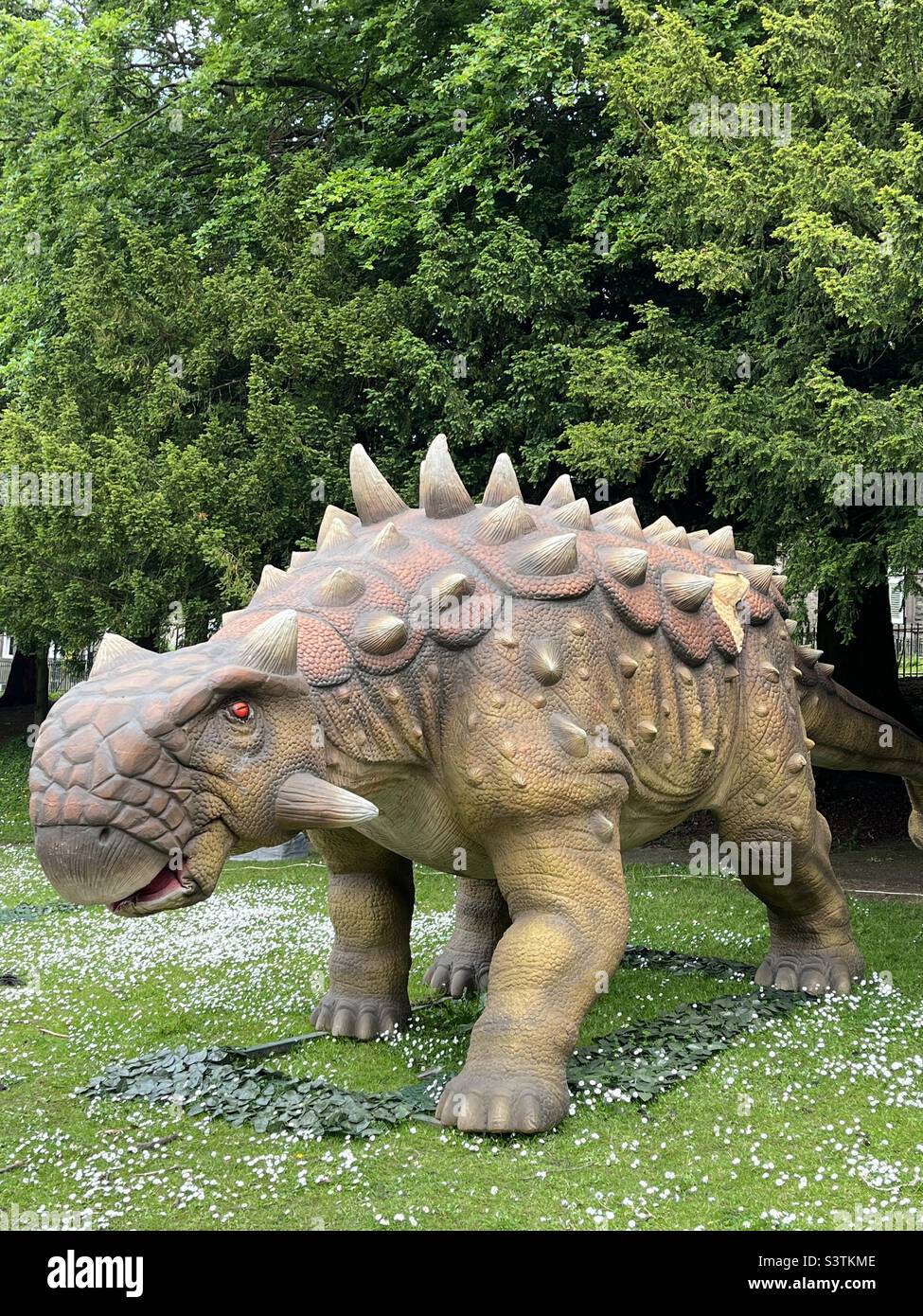 Dinosaurier-Ausstellung in den Pavilion Gardens in Buxton im Peak District Stockfoto
