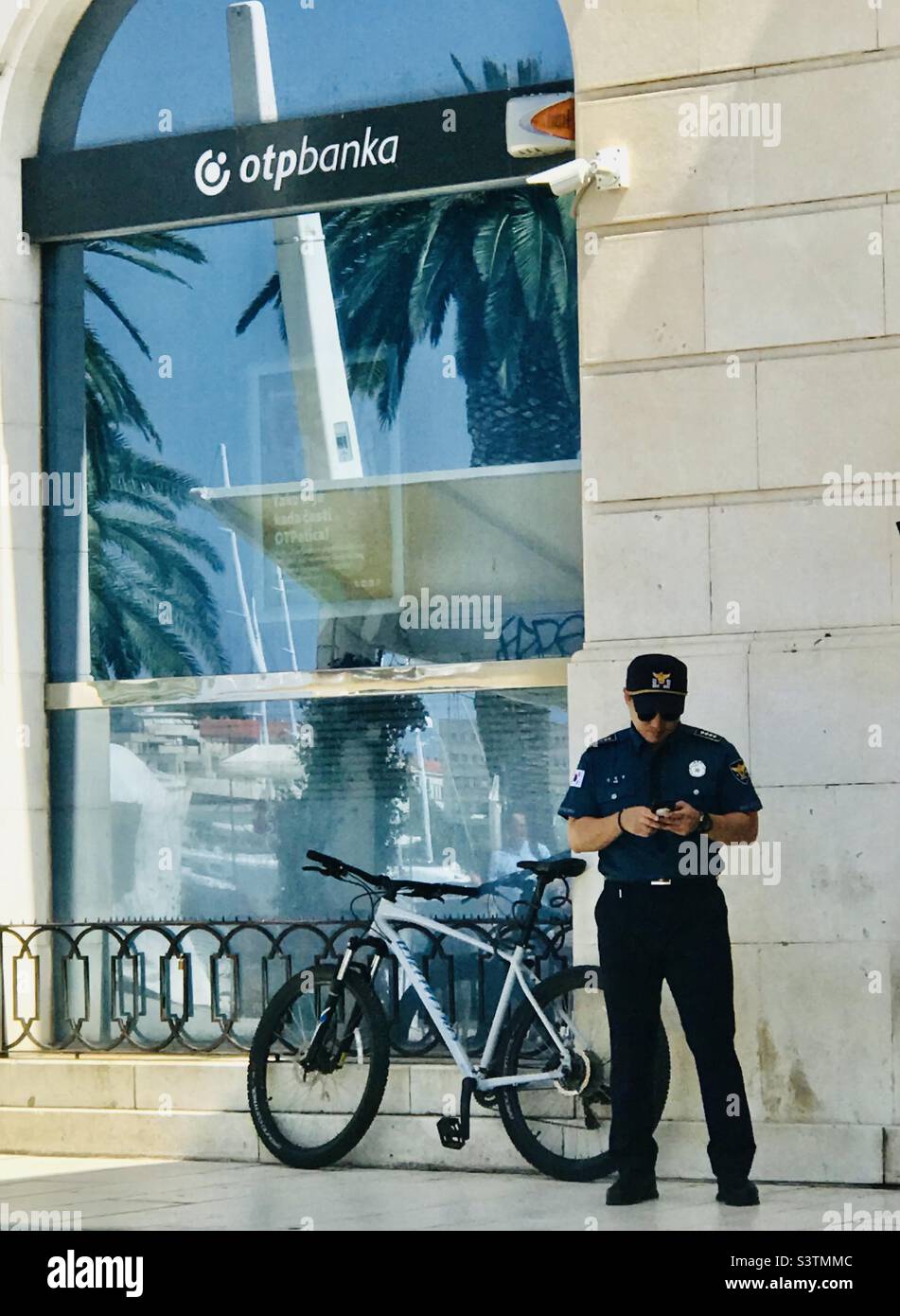 Ein südkoreanischer Polizist patrouilliert im Stadtzentrum von Split, Kroatien. Er ist Teil der Zusammenarbeit zwischen den beiden Ländern während der touristischen Saison Stockfoto