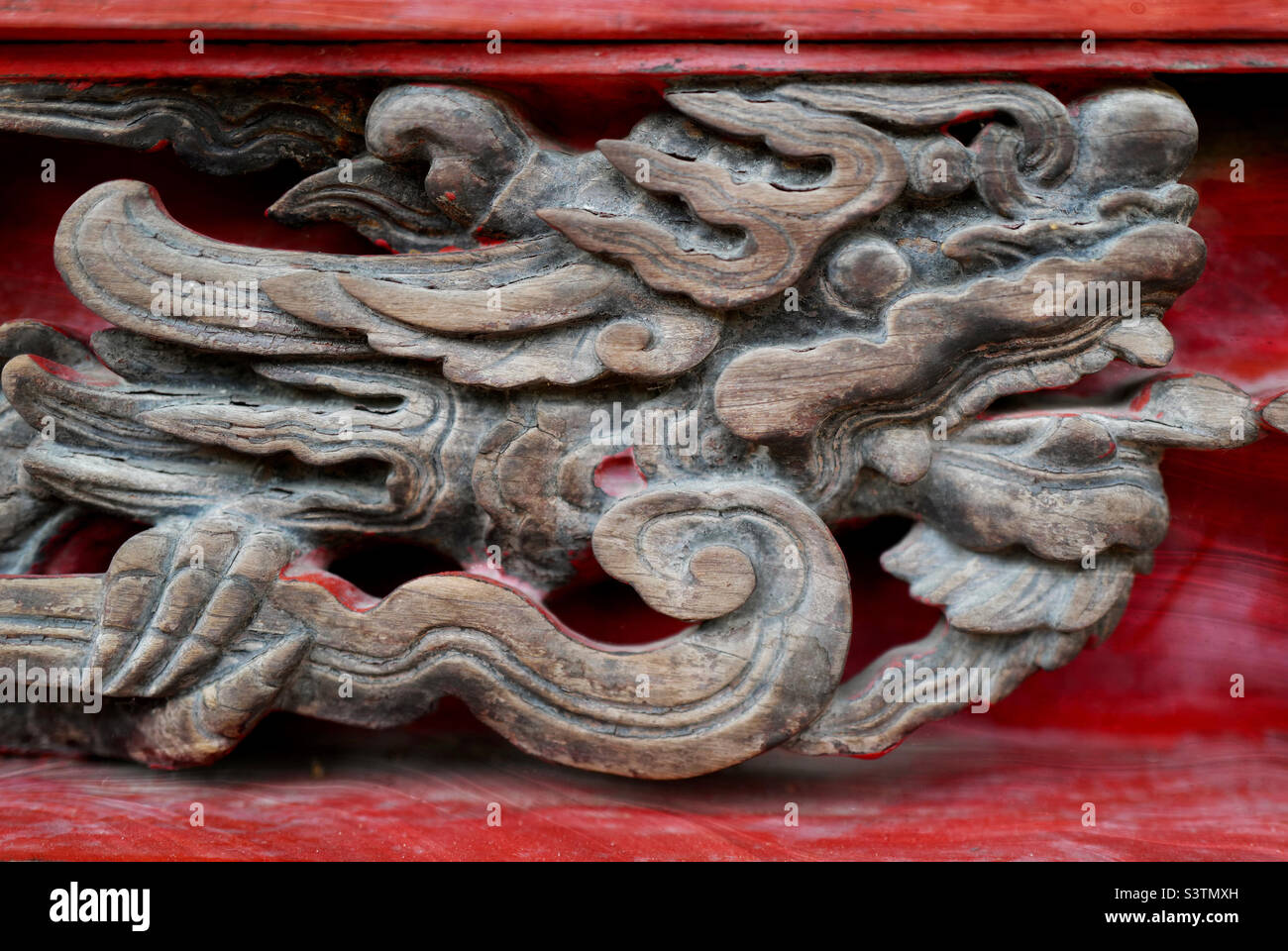 Geschnitzter Drache im Konfuzius-Tempel Stockfoto
