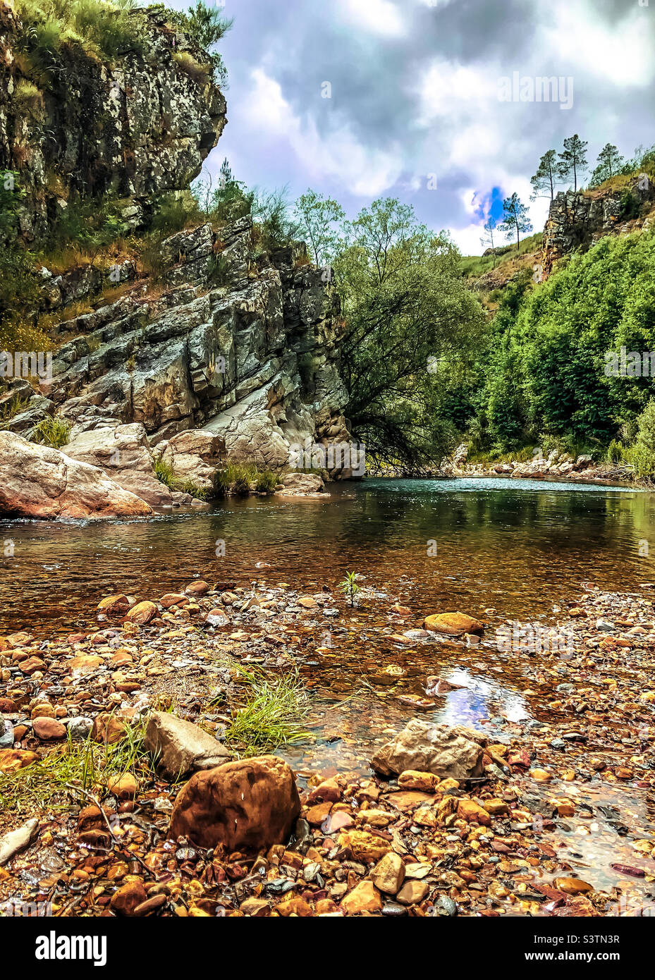 Der Fluss Cascata do Penedo Furado, Zentralportugal Stockfoto