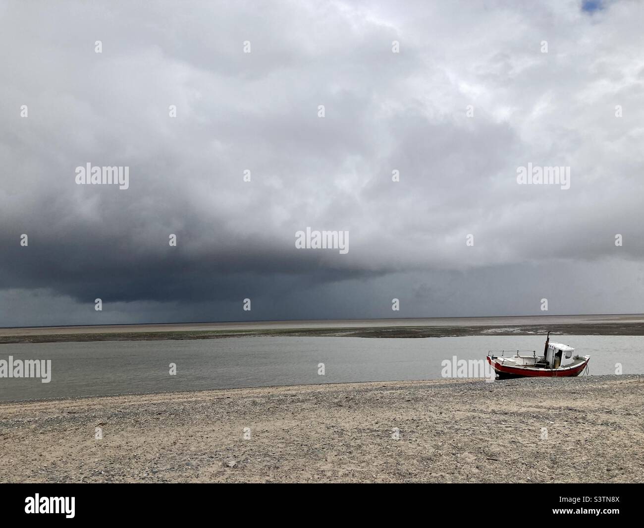 Boot an Land mit nahenden Sturm - Smartphone-aufgenommenes Stockfoto
