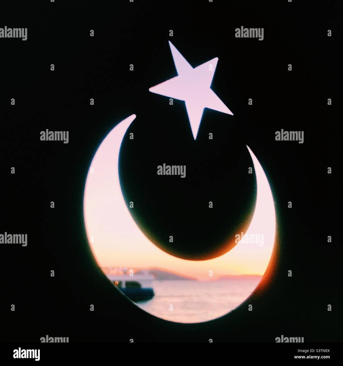 Sonnenuntergang über Istanbul durch türkisches Flaggensymbol auf der Insel buyakada. Europa von Asien aus gesehen Stockfoto