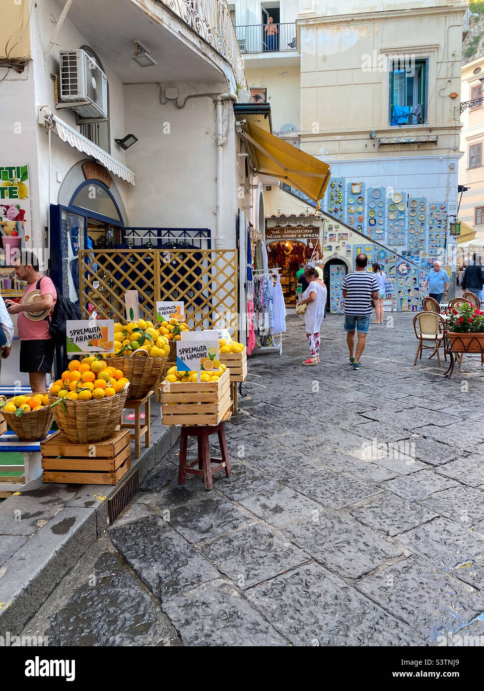 Straßen von Amalfi, mit den italienischen Sommerfarben. Stockfoto