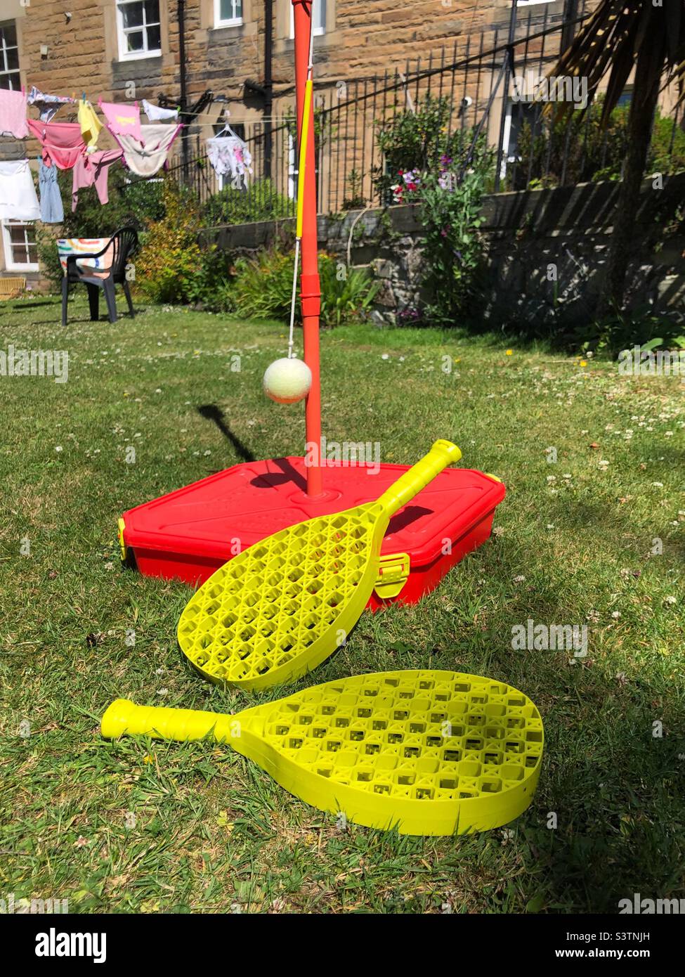 Kinder spielen in einem Wohngarten - Smartphone-aufgenommenes Stockfoto