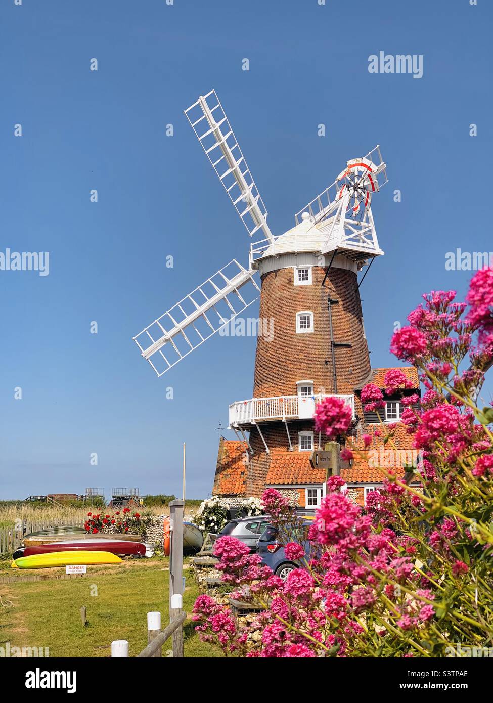 Cley Windmühle in Cley am Meer, Cley Marshes North Norfolk- Sommer Norfolk Landschaft - Windmühle Architektur Stockfoto