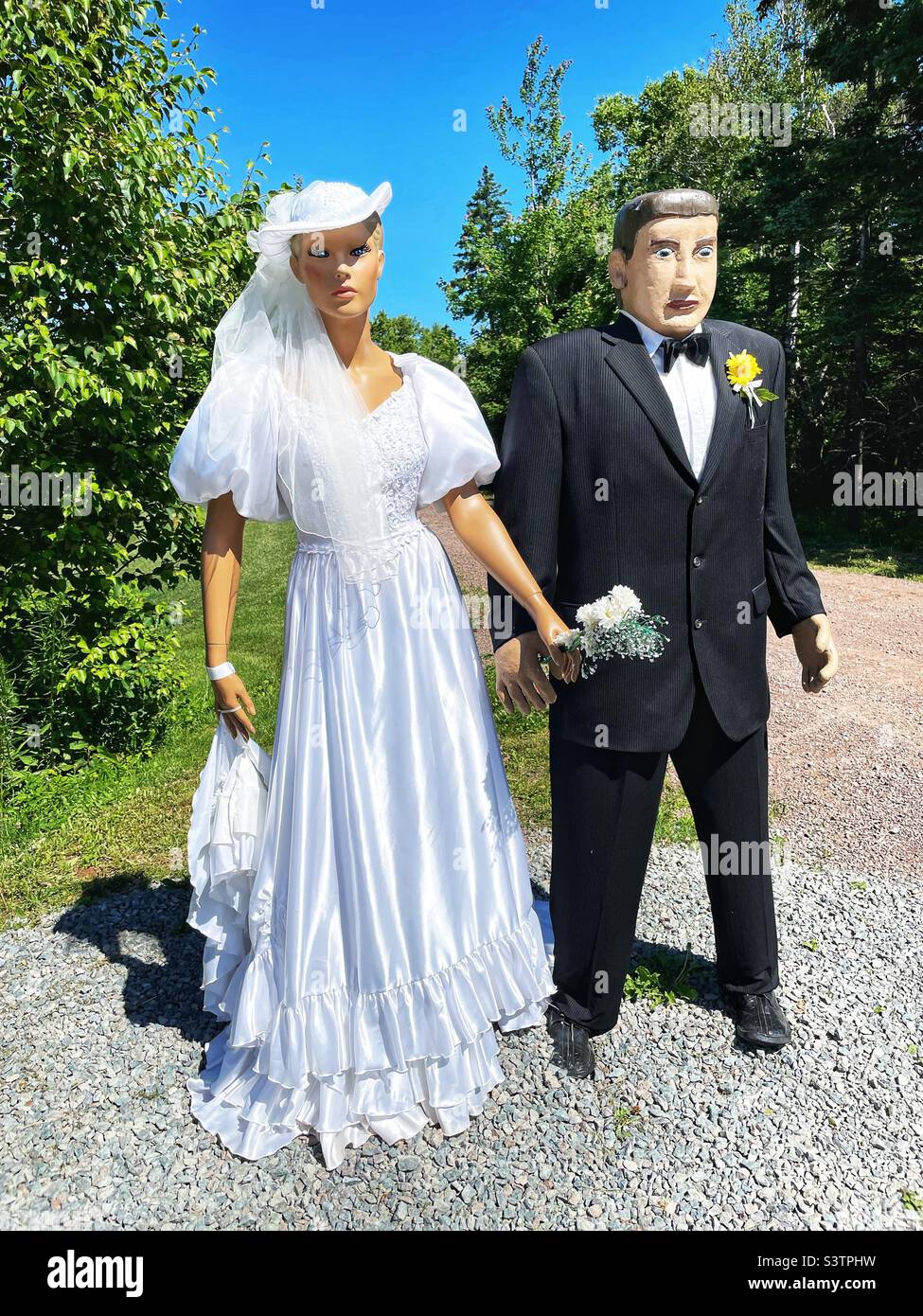 Schaufensterpuppe Braut und Bräutigam am am Straßenrand. Stockfoto
