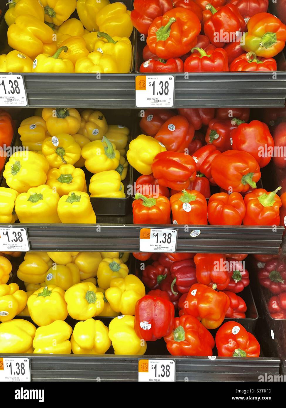 Frische Paprika, gelb und rot, erhältlich in einer Walmart-Abteilung in Utah, USA. Stockfoto