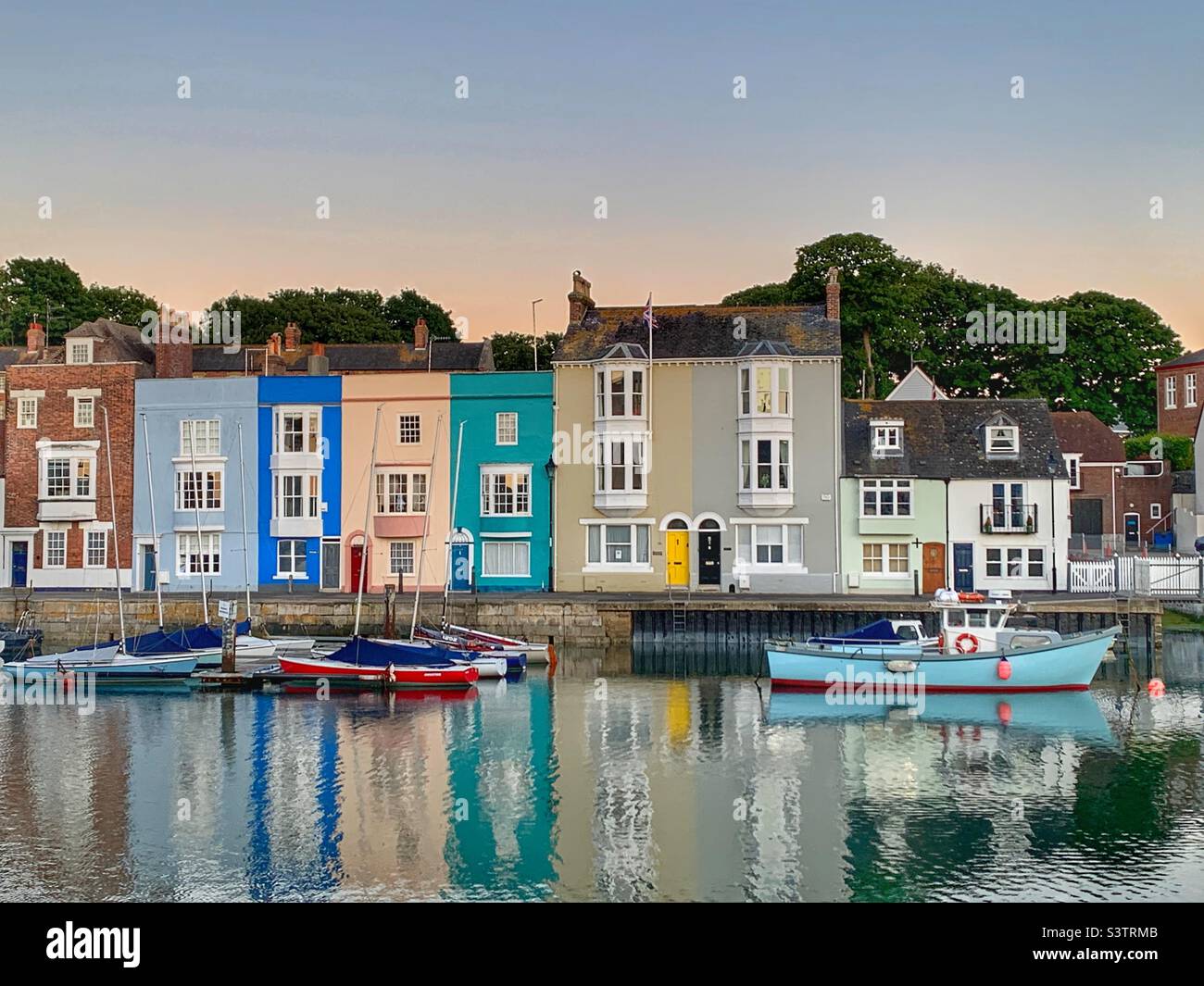 Farbenfrohe Häuser spiegeln sich im Hafen von Weymouth wider Stockfoto