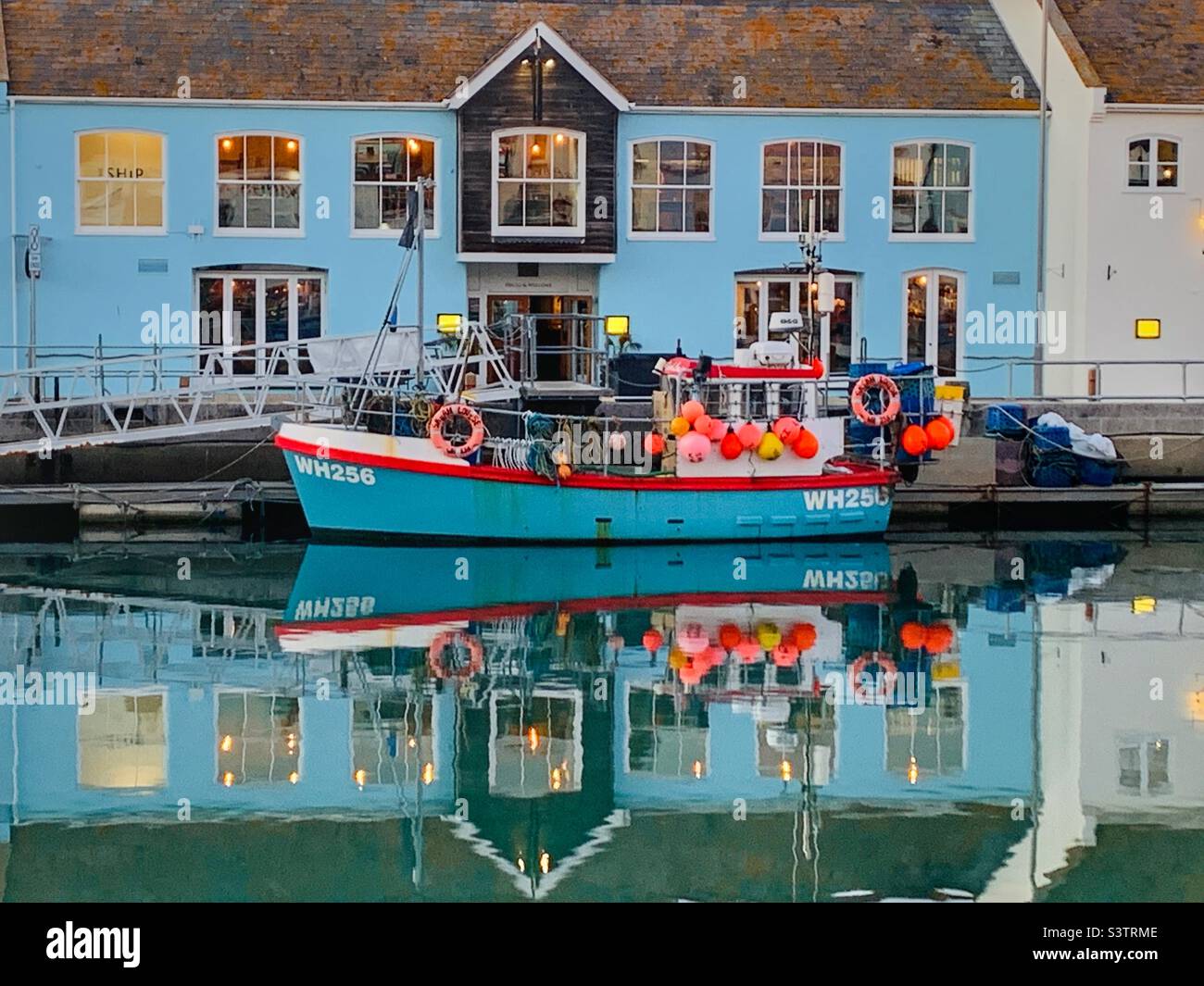 Blaues Haus und blaues Boot im Hafen von Weymouth Stockfoto