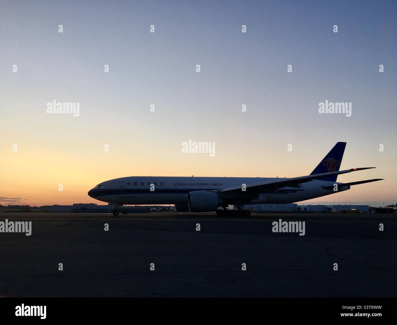 China Southern Cargo Boeing 777, die am Flughafen Anchorage, Alaska, USA, ausfährt - Smartphone-aufgenommenes Stockfoto
