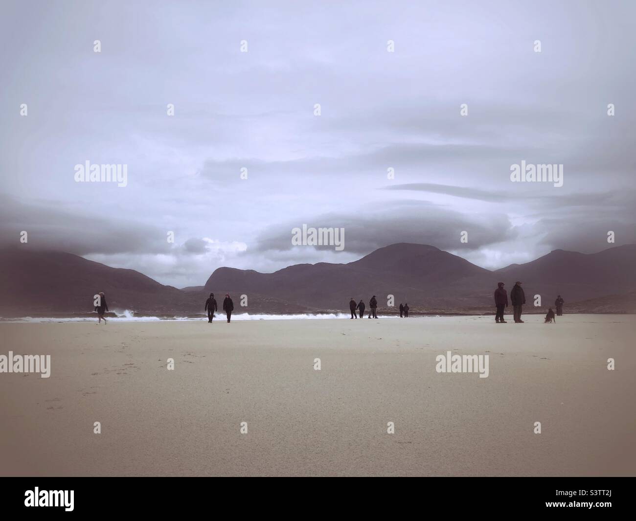 Menschen, die am Luskentyre Beach, Isle of Harris, Schottland, spazieren gehen Stockfoto